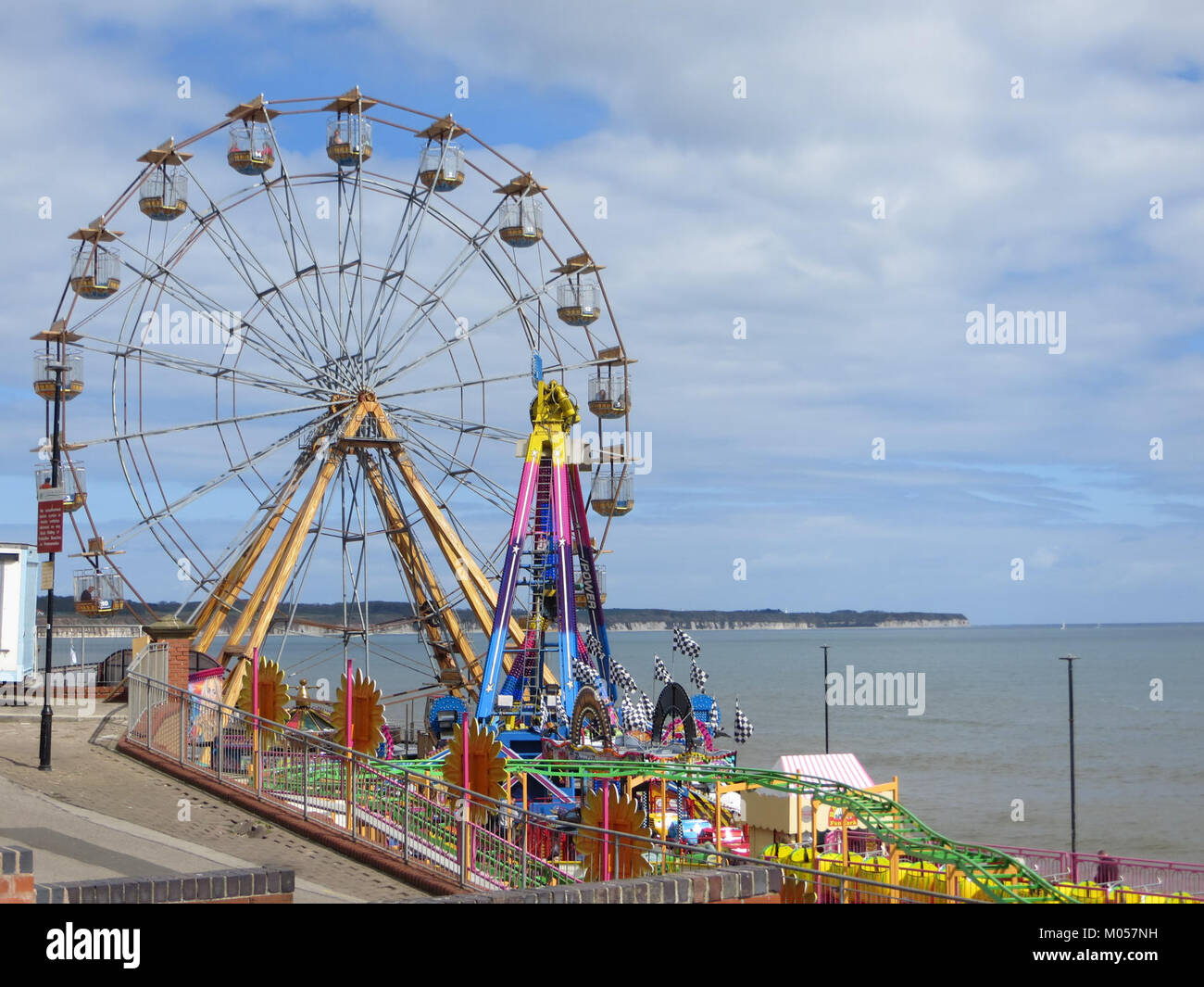 Questa immagine raffigura Bridlington, una città costiera nell'East Riding dello Yorkshire, Inghilterra. Conosciuta per le sue spiagge e il fascino del mare, la città è una destinazione popolare per i turisti alla ricerca di vedute panoramiche e monumenti storici. Foto Stock