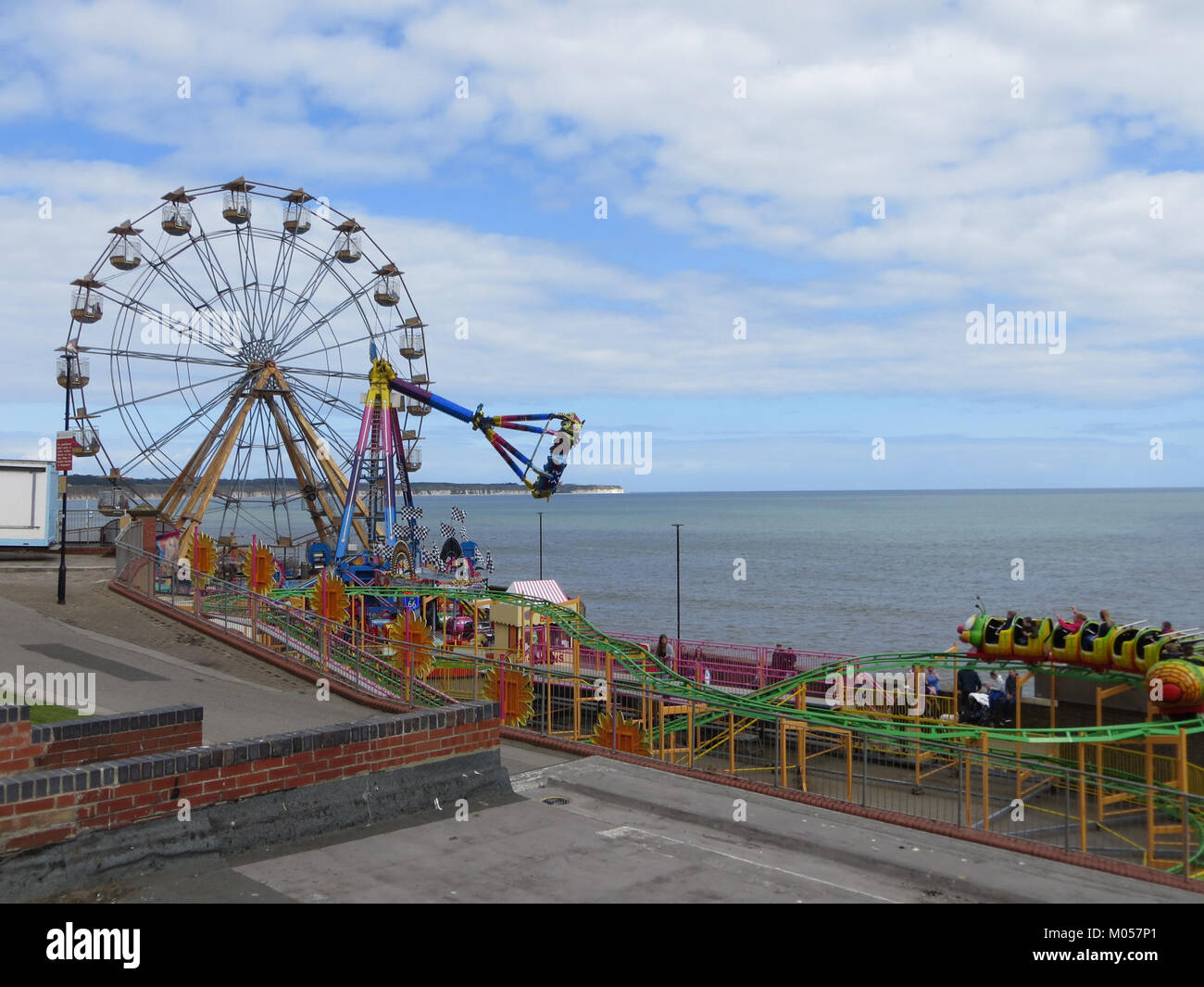 Questa foto mostra la città costiera di Bridlington, situata nell'East Yorkshire, in Inghilterra. Conosciuta per il suo pittoresco porto e le spiagge sabbiose, Bridlington è una popolare destinazione turistica. Foto Stock