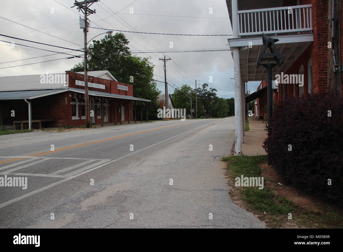 Foto scattata su Bostwick Road a Bostwick, Georgia, nel maggio 2017, che mostra il paesaggio locale e la scena stradale. Foto Stock