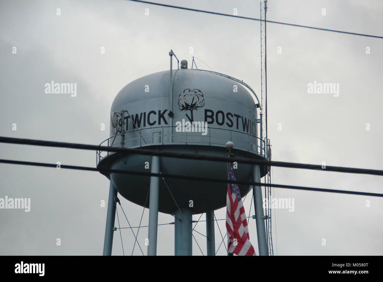 La torre d'acqua di Bostwick in Georgia, fotografata nel maggio 2017, si erge come una parte iconica delle infrastrutture locali. Viene utilizzato per lo stoccaggio e la distribuzione dell'acqua, al servizio delle esigenze della comunità di Bostwick. Foto Stock