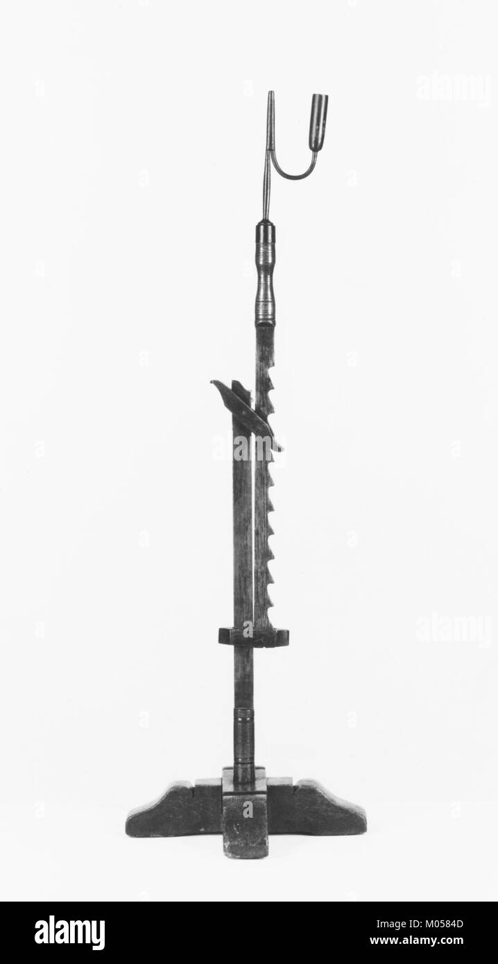 Questo candelabro del XIX secolo, ospitato nel Metropolitan Museum of Art, mette in mostra l'artigianato e il design tipici del periodo. Rappresenta sia l'arte funzionale che decorativa del tempo. Foto Stock