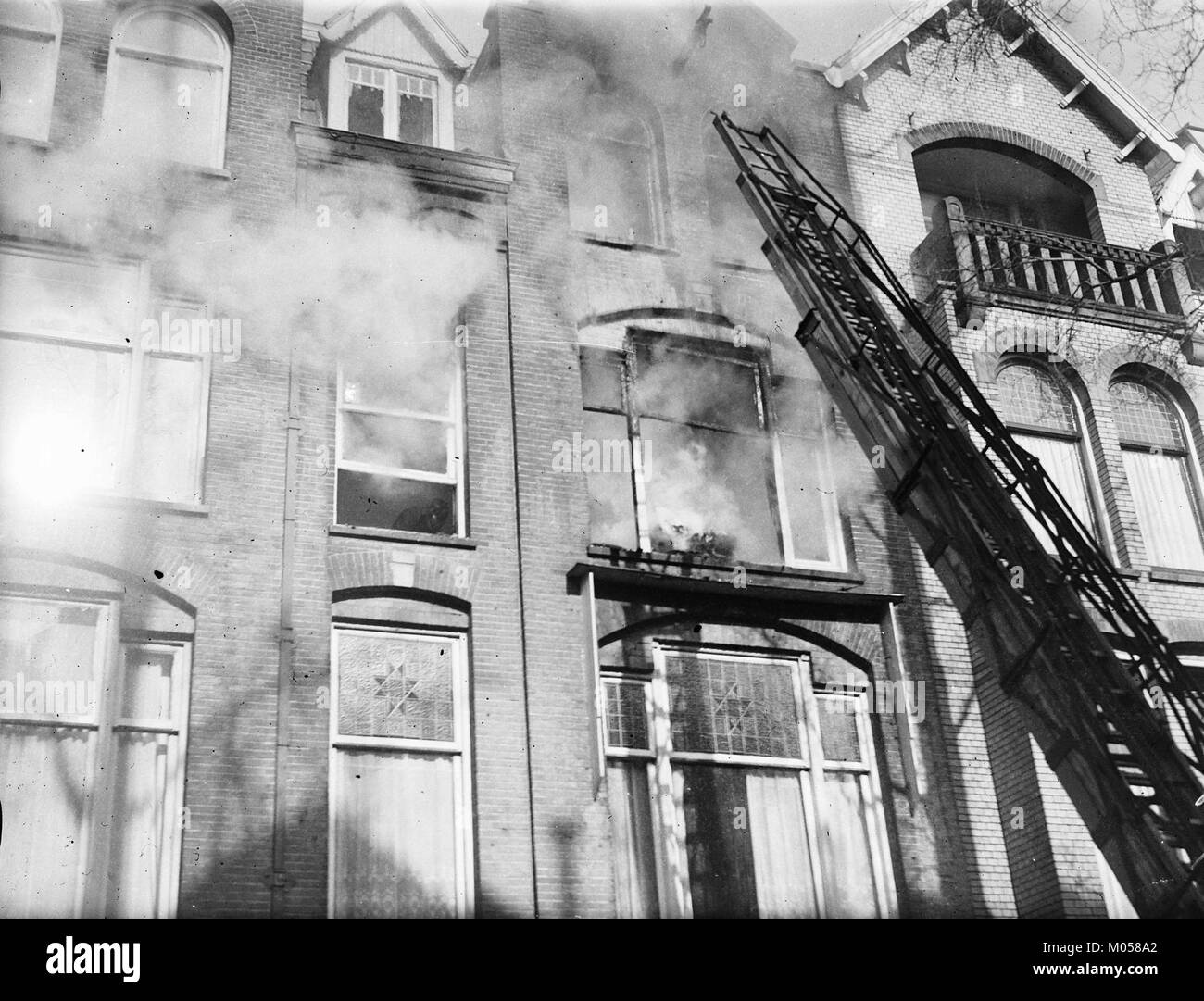 L'incendio a Johan Verhulststraat, registrato come "902-6161", è stato un incidente significativo, che ha attirato l'attenzione sui sistemi di sicurezza e di risposta alle emergenze nell'area. Si tratta di un evento importante nella storia locale della sicurezza urbana. Foto Stock L'incendio a Johan Verhulststraat, registrato come "902-6161", è stato un incidente significativo, che ha attirato l'attenzione sui sistemi di sicurezza e di risposta alle emergenze nell'area. Si tratta di un evento importante nella storia locale della sicurezza urbana. Foto Stock