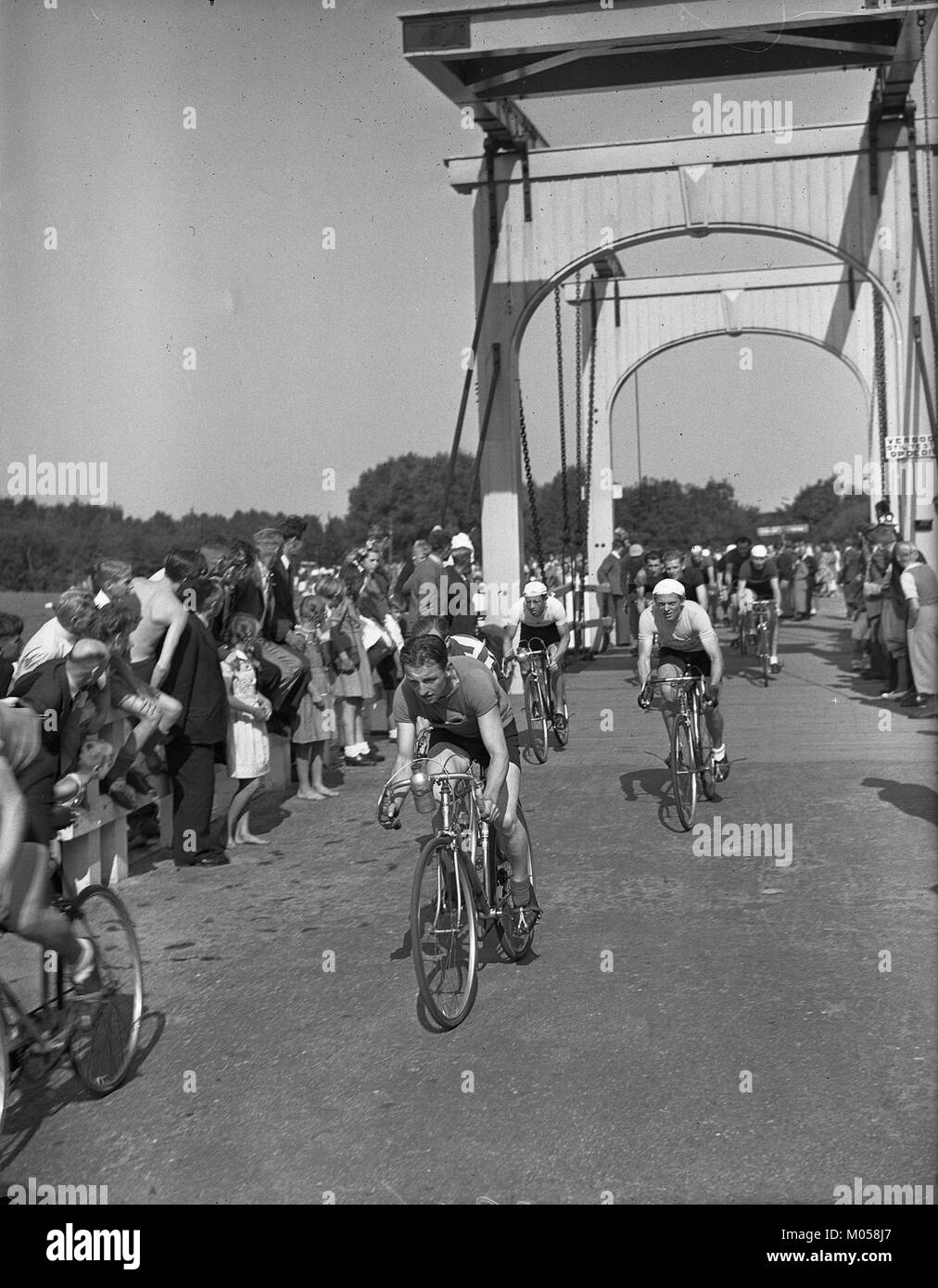 Fotografia dell'evento Bosbaancriterium, parte di una serie che documenta le competizioni di canottaggio olandesi, mostrando gli atleti che gareggiano sul Bosbaan, un importante centro di canottaggio ad Amsterdam. Foto Stock