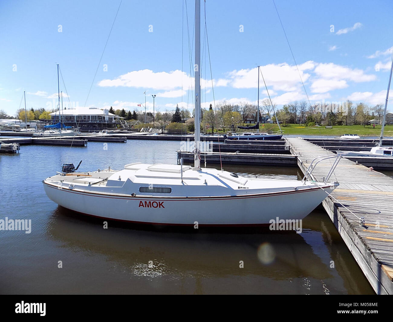 C&C 25 Redline Amok 041 è una barca a vela ad alte prestazioni, nota per il suo design elegante e le sue capacità competitive. La barca fa parte della serie C&C Yachts, riconosciuta per la costruzione di imbarcazioni veloci e agili adatte sia per le regate che per la navigazione ricreativa. Foto Stock