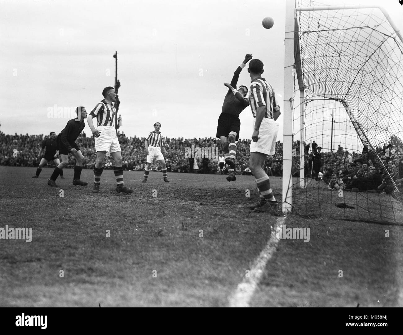 Questa immagine rappresenta una partita di calcio tra BVV e Heerenveen, due importanti club di calcio. Cattura un momento della partita negli archivi storici del calcio. Foto Stock