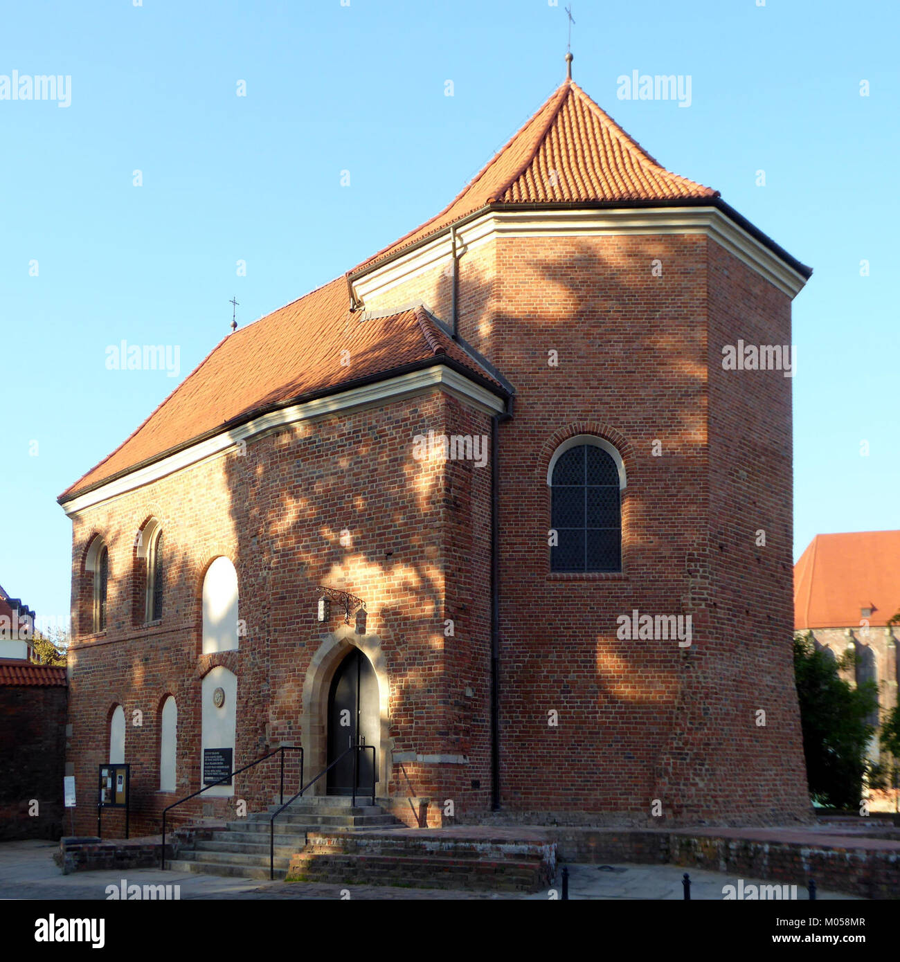 Questa immagine mostra Martinskirche, un'importante chiesa di Breslavia (ora WrocÅ‚aw, Polonia), vista da nord. La chiesa è conosciuta per il suo stile architettonico gotico e l'importanza storica. Foto Stock