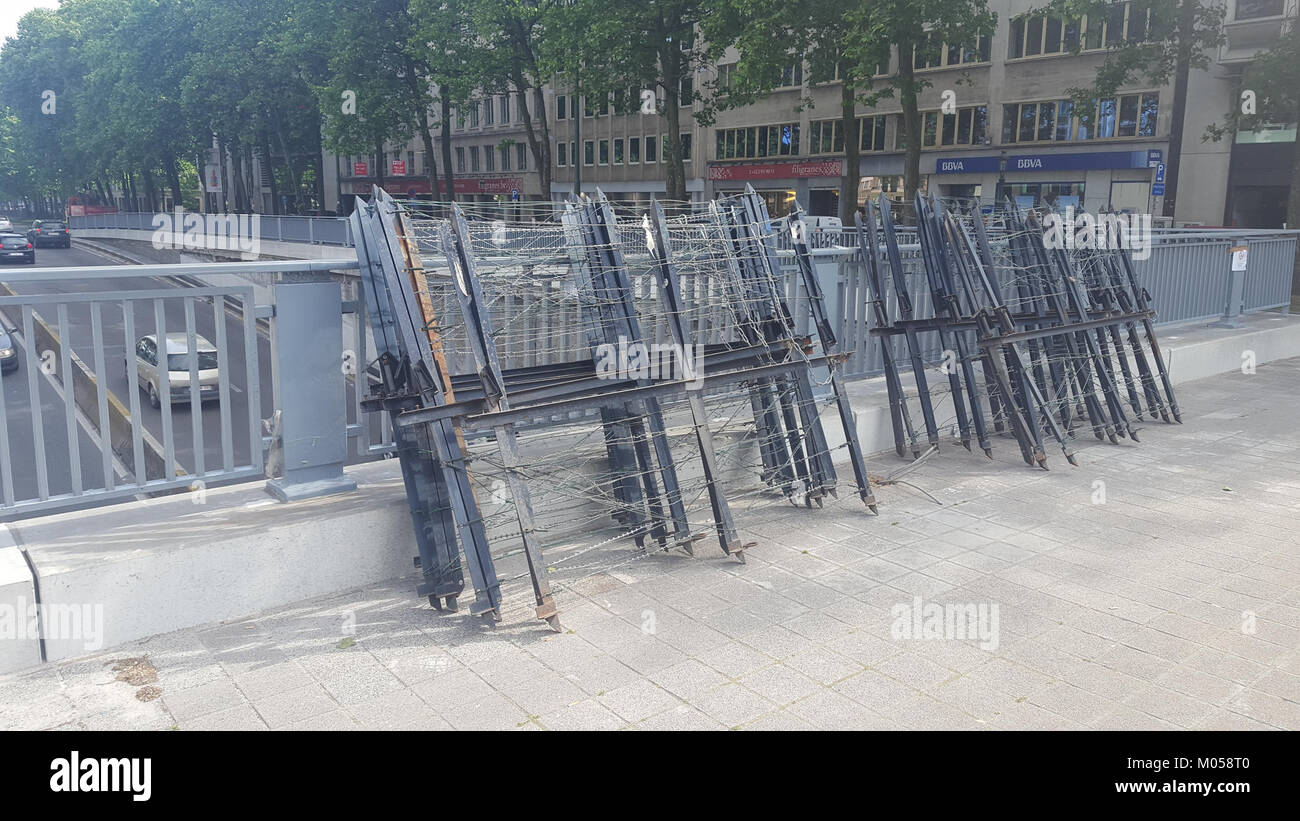 La fotografia mostra i preparativi per la visita di un presidente americano a Bruxelles, in Belgio. L'immagine cattura gli accordi di sicurezza, la pianificazione logistica e il ruolo della città nell'ospitare figure internazionali di alto profilo. Foto Stock