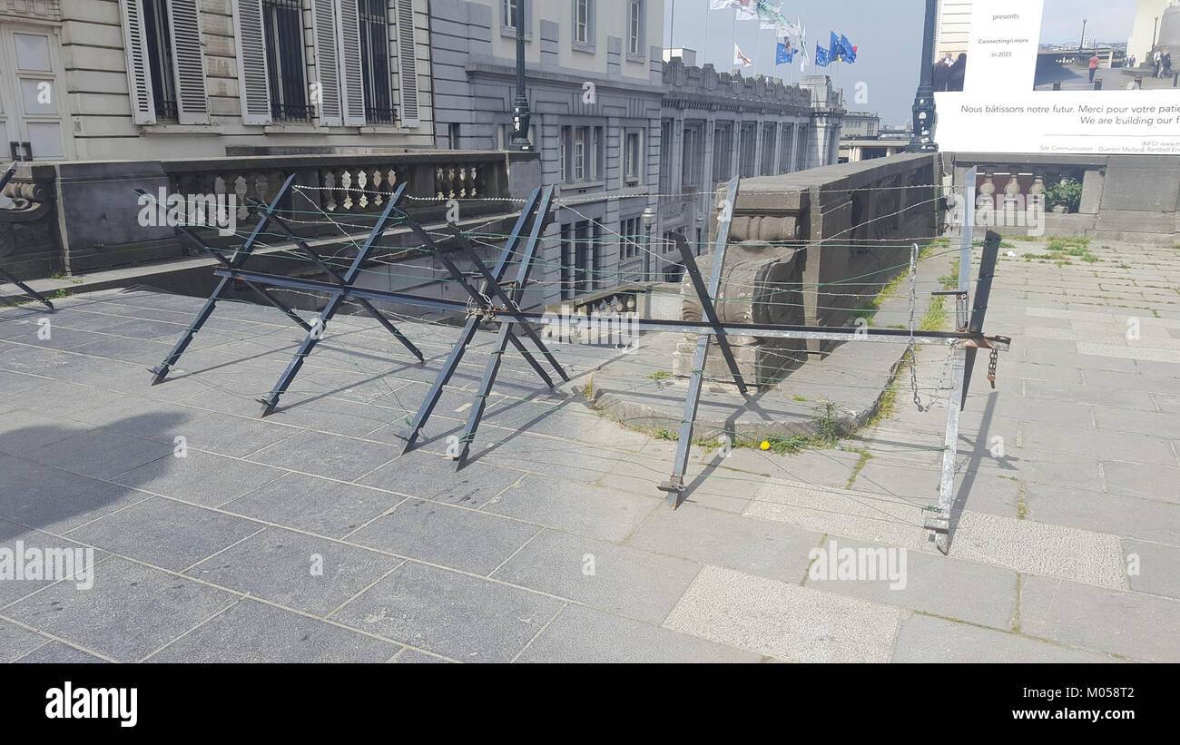 Brussel-Versperringen fa riferimento ai preparativi a Bruxelles per un evento che coinvolge il presidente americano, indicando misure di sicurezza e disposizioni logistiche. Foto Stock