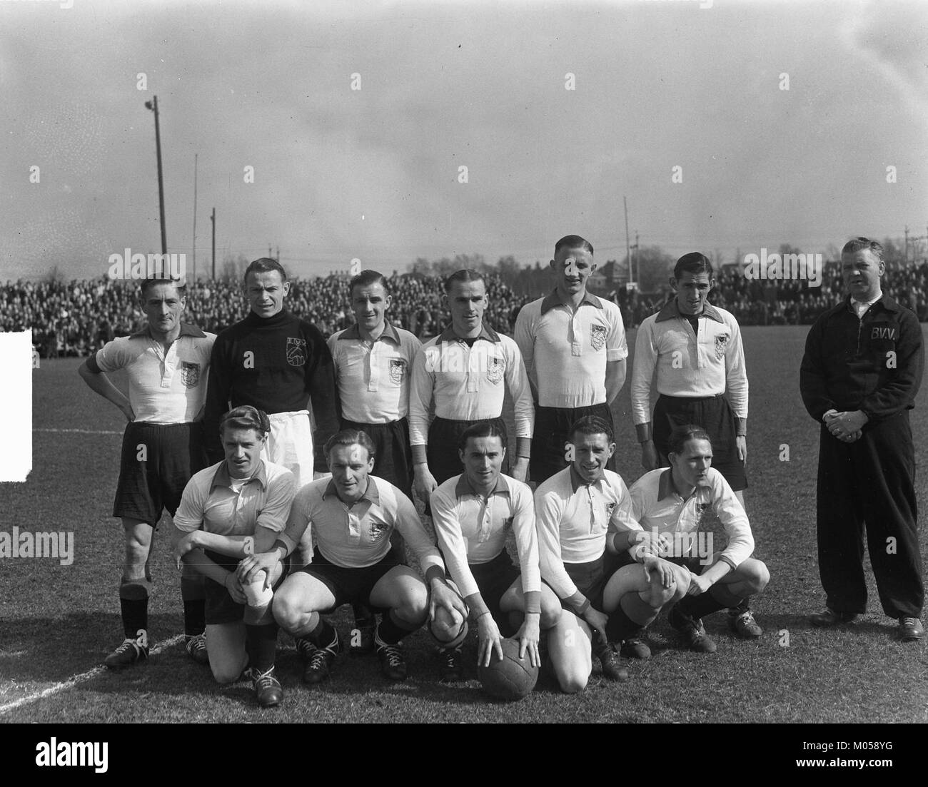 Un'immagine etichettata "BVV elftal, Bestanddeelnr 903-2756", raffigurante probabilmente una formazione di squadre sportive. Senza un contesto aggiuntivo, è difficile fornire una descrizione dettagliata. Foto Stock