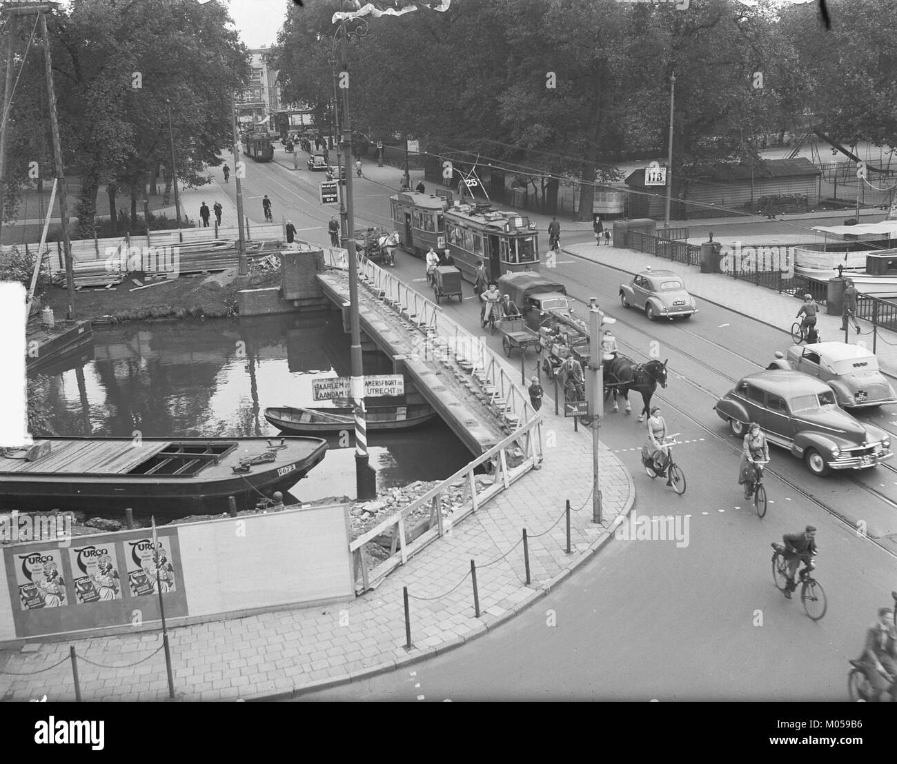 Il ponte sullo Stadhouderskade di Amsterdam è una struttura notevole all'interno della rete di canali della città. E' una parte importante dei trasporti e del paesaggio urbano di Amsterdam. Foto Stock
