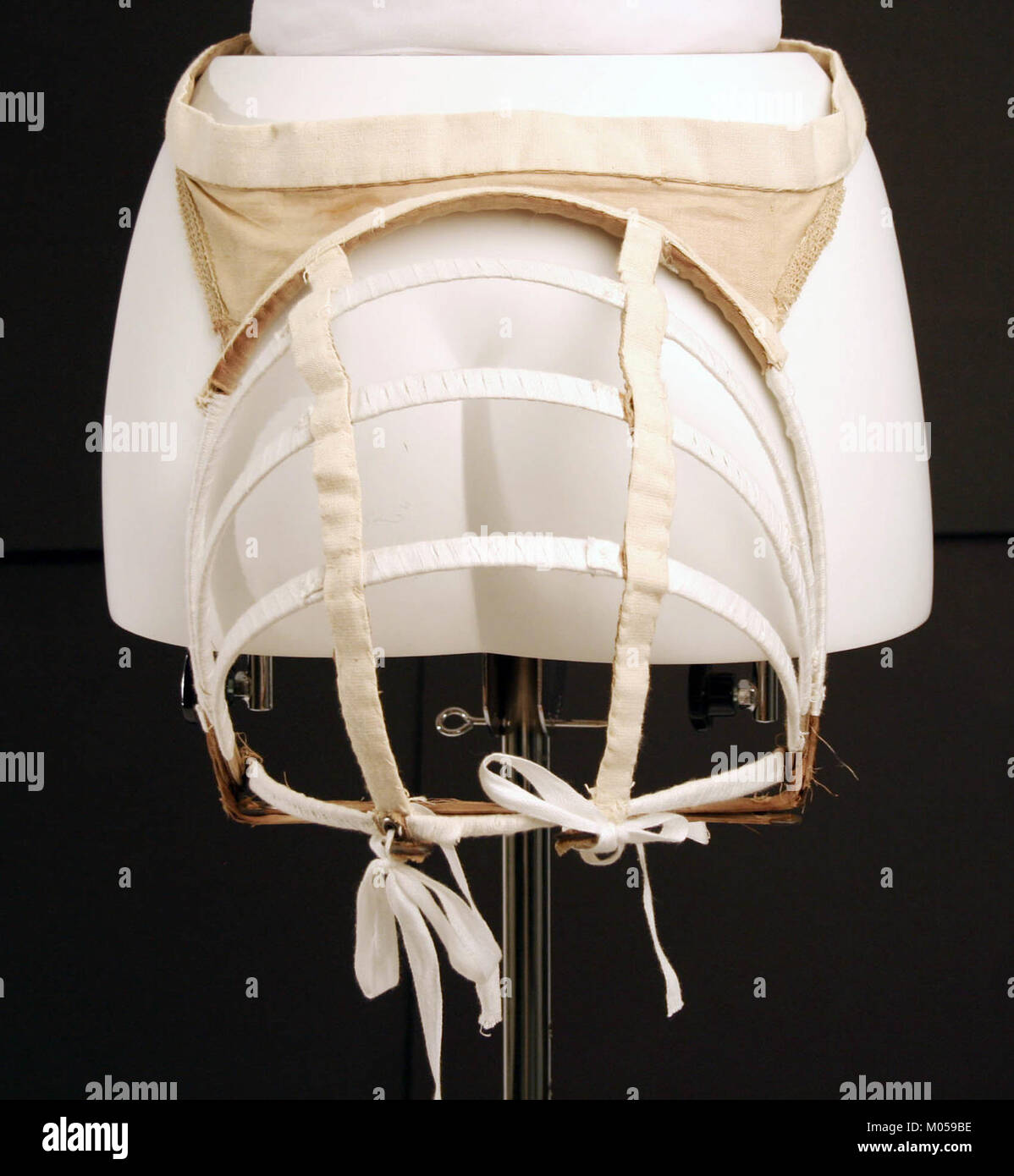 Questo oggetto è un trambusto, parte della moda della fine del XIX secolo, che è stato indossato per creare pienezza sul retro di una gonna. Questo particolare trambusto è ospitato al Metropolitan Museum of Art (MET). Foto Stock