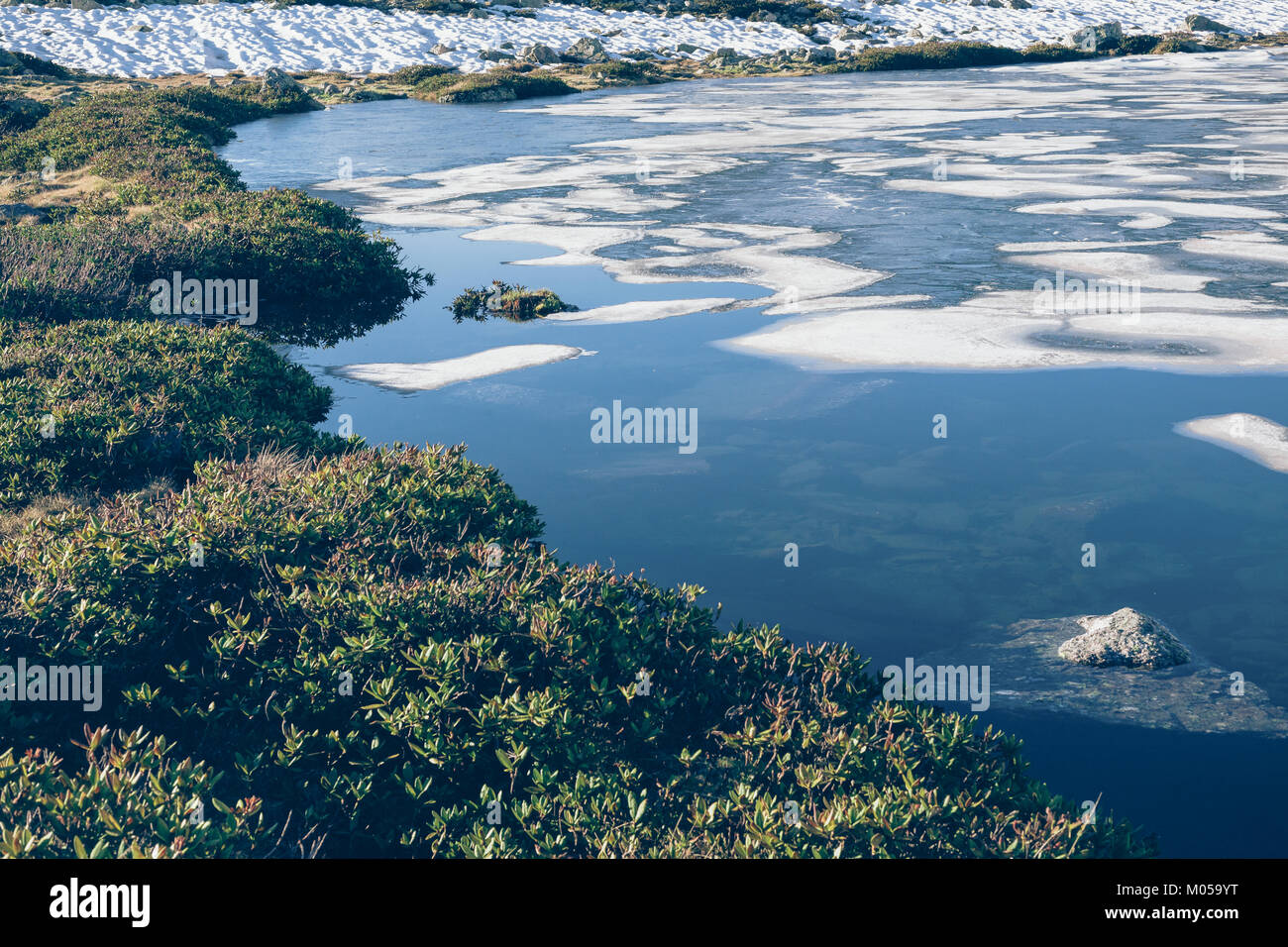 Paesaggio di montagna di un tranquillo luogo idillico della natura, un paradiso vista con un lago e prati alpini. Il concetto di viaggio, escursionismo e avventura. Foto Stock