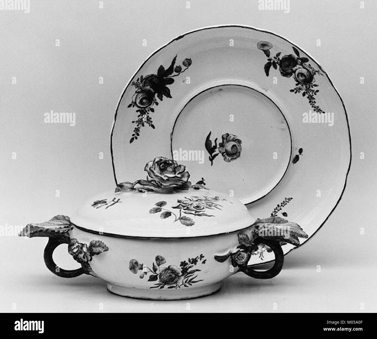 Questa tazza Bouillon con coperchio, conservata nella collezione MET, presenta un elegante design del XVIII secolo. Fa parte della collezione di arti decorative del museo, che riflette la raffinata maestria artigianale del periodo. Foto Stock Questa tazza Bouillon con coperchio, conservata nella collezione MET, presenta un elegante design del XVIII secolo. Fa parte della collezione di arti decorative del museo, che riflette la raffinata maestria artigianale del periodo. Foto Stock