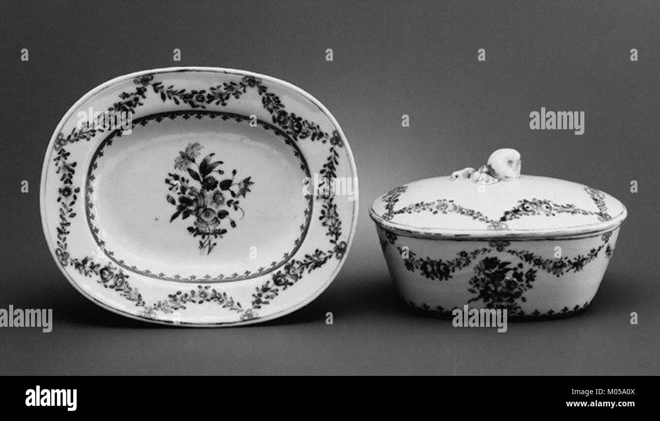 Questo piatto di burro con coperchio e vassoio, tenuto al MET, è un esempio di stoviglie del XIX secolo. Il design elegante rispecchia la maestria artigianale di periodâ nella tavola. Foto Stock Questo piatto di burro con coperchio e vassoio, tenuto al MET, è un esempio di stoviglie del XIX secolo. Il design elegante rispecchia la maestria artigianale di periodâ nella tavola. Foto Stock