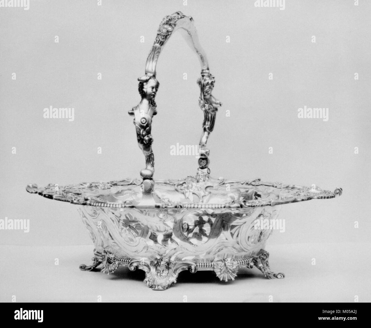 Un'immagine di un cesto di torte della collezione del Metropolitan Museum of Art, che mostra l'artigianato e il design di questo pezzo da servire. Foto Stock