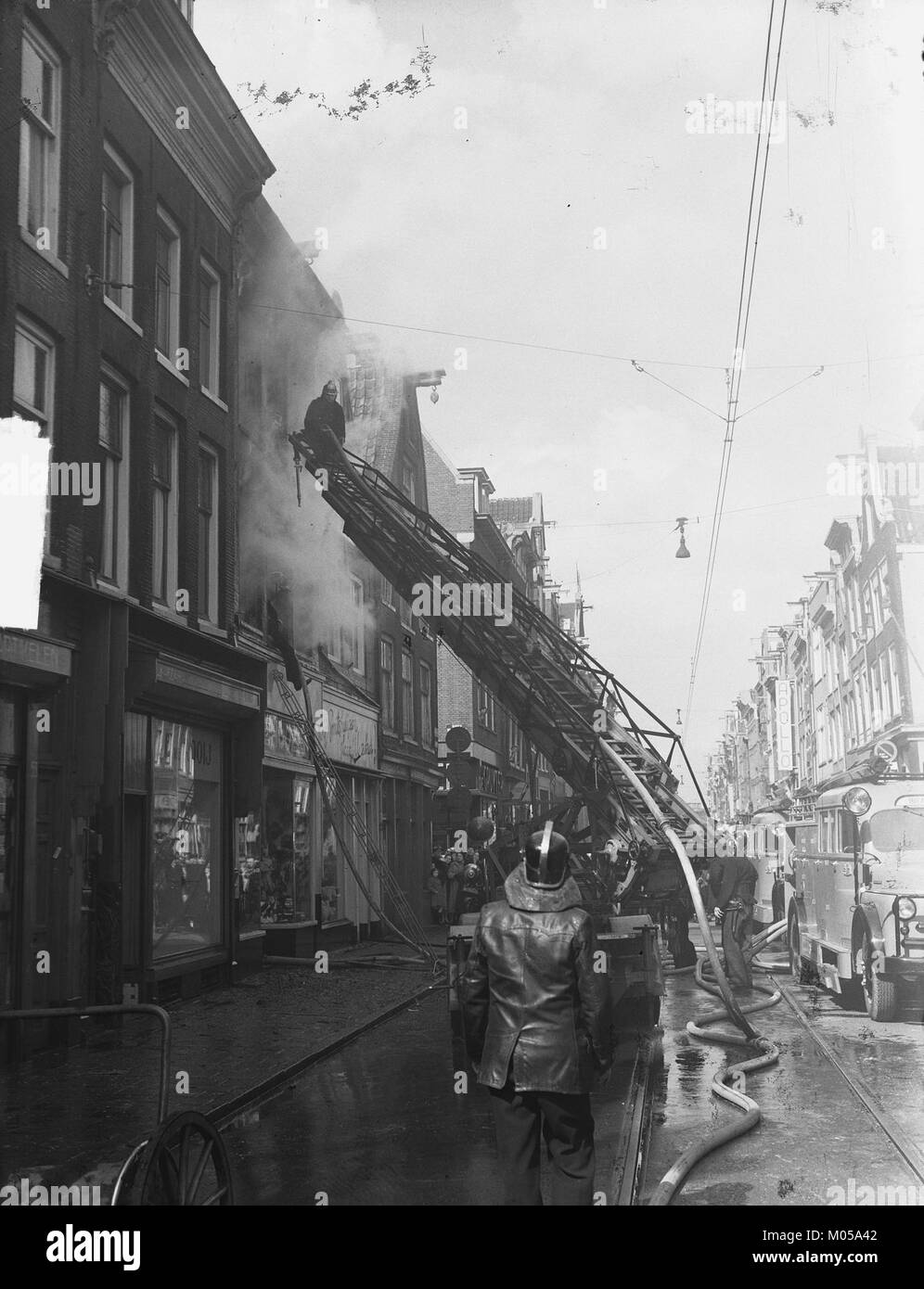 Questa immagine cattura un edificio storico situato al Brand Haarlemmerdijk 57 ad Amsterdam, che mostra il suo stile architettonico e il contesto urbano in un periodo storico. Foto Stock