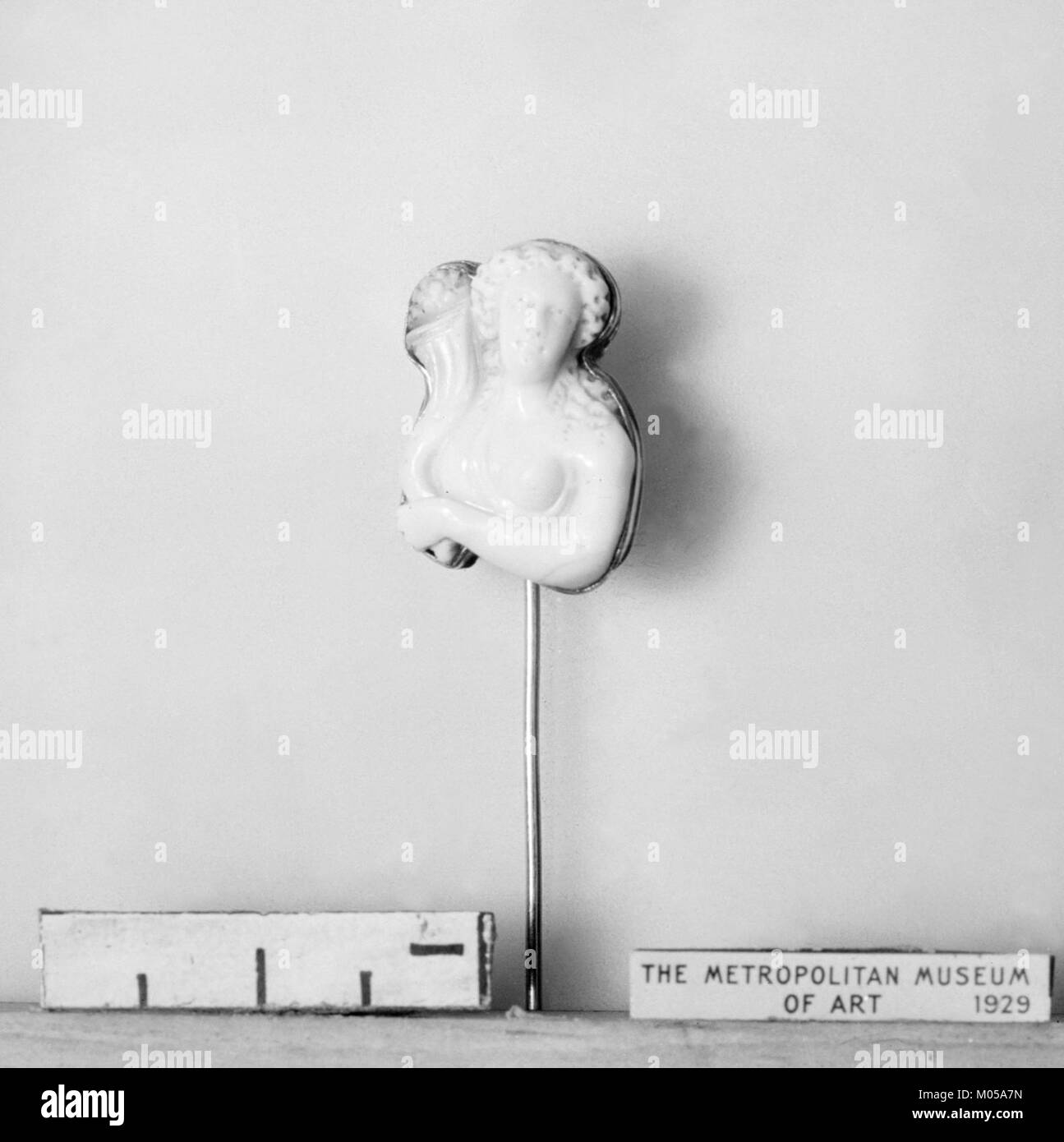 Il busto di Pomona, parte della collezione MET, rappresenta la dea romana dell'abbondanza e della fecondità. Questo pezzo scultoreo riflette lo stile artistico dell'antica Roma, raffigurando le caratteristiche di Pomona con una bellezza idealizzata. Foto Stock