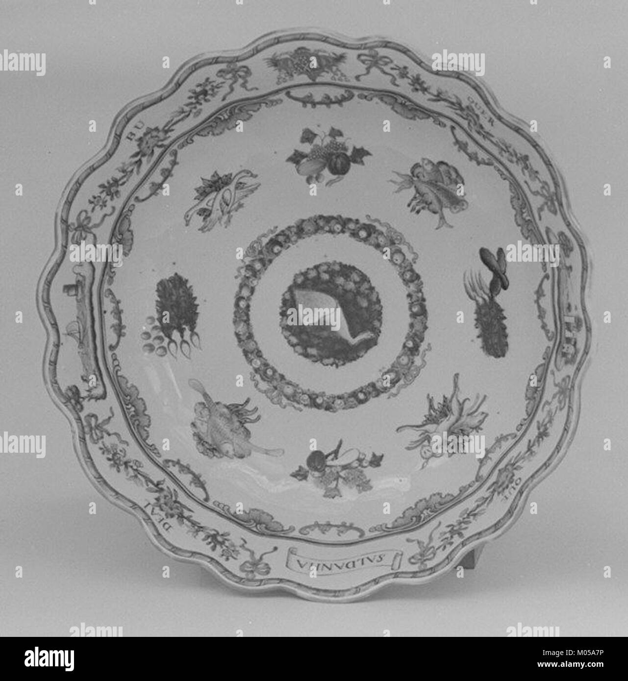 Questa ciotola fa parte di una più ampia collezione di servizi NEL MET, che mette in mostra la raffinata maestria artigianale e il design tipici del periodo. Foto Stock Questa ciotola fa parte di una più ampia collezione di servizi NEL MET, che mette in mostra la raffinata maestria artigianale e il design tipici del periodo. Foto Stock