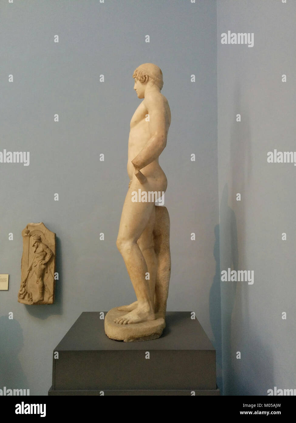 Questa scultura classica, spesso indicata come *Boxer o Apollo Side 2*, è un'antica scultura greca in bronzo che rappresenta l'atletismo e gli ideali dell'arte classica. Foto Stock