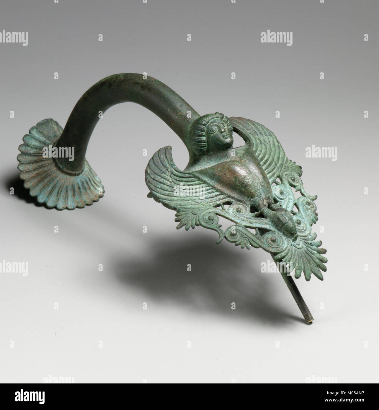 Il manico in bronzo di un idra, un tipo di vaso d'acqua, conservato nella collezione del Metropolitan Museum of Art (MET DP2099), rappresenta l'antica artigianato. L'idra era comunemente usata nell'antica Grecia per trasportare l'acqua, e il manico in bronzo evidenzia l'abilità dei metalmeccanici dell'epoca. Foto Stock