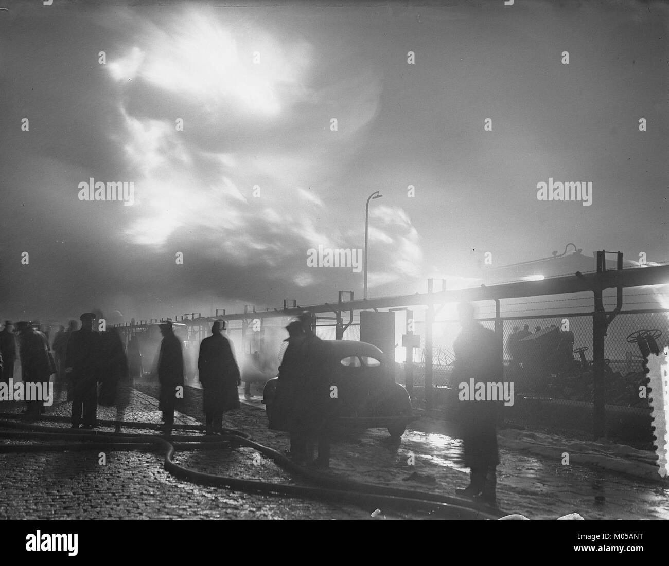 Questa immagine raffigura una scena di un incendio nella raffineria di Pernis, parte degli impianti della Royal Dutch Shell nei Paesi Bassi. Il fuoco è stato un evento industriale significativo nella regione, che ha colpito le operazioni in una delle più grandi raffinerie d'Europa. Foto Stock