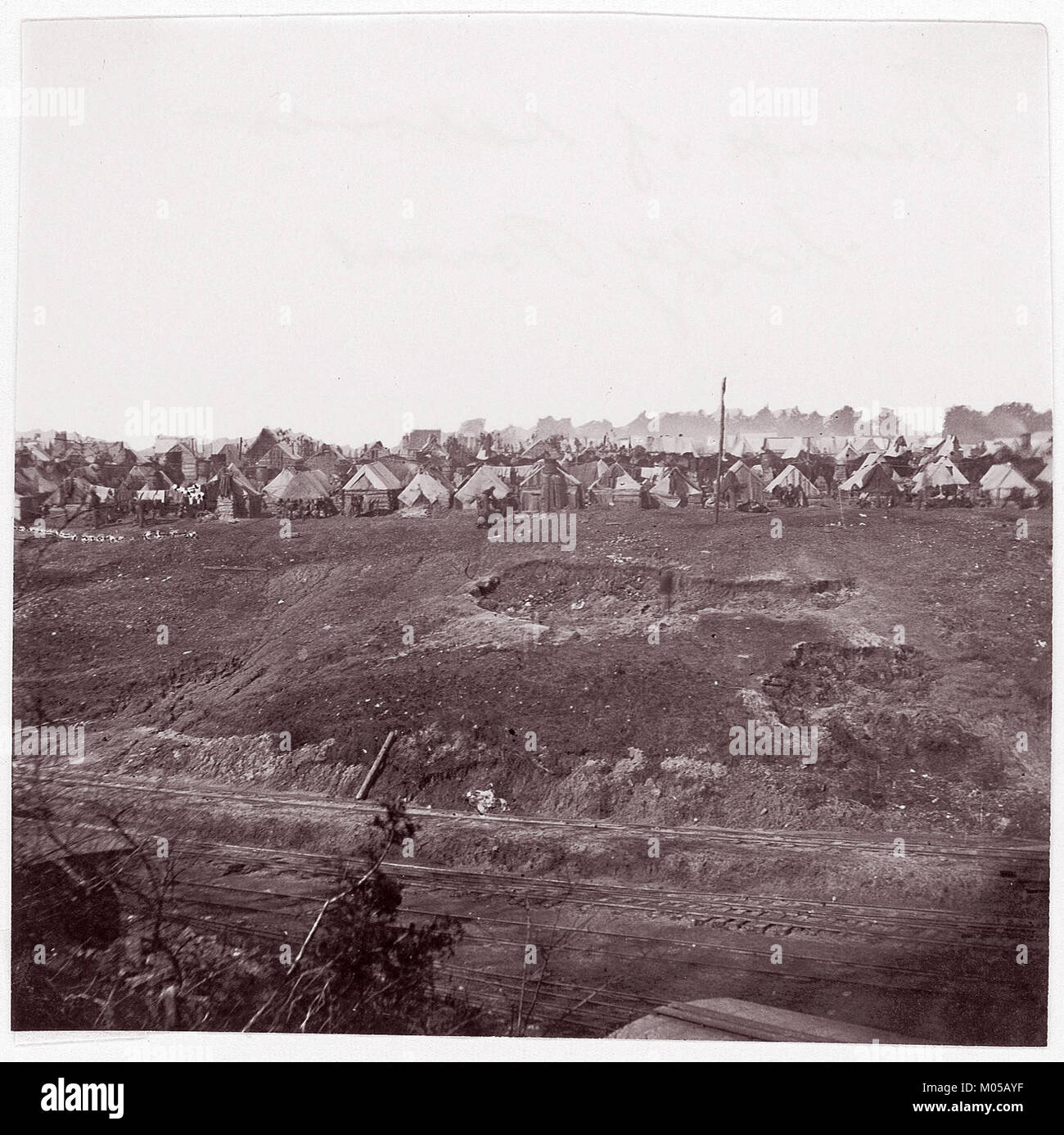 Questa immagine, intitolata "Camp of Workers, City Point", mostra la raffigurazione di un campo di lavoro durante la guerra civile americana. City Point, situato in Virginia, era un sito critico per la logistica militare. L'opera illustra le condizioni e le attività dei lavoratori che lavorano in circostanze difficili per sostenere gli sforzi dell'esercito dell'Unione durante la guerra. Foto Stock