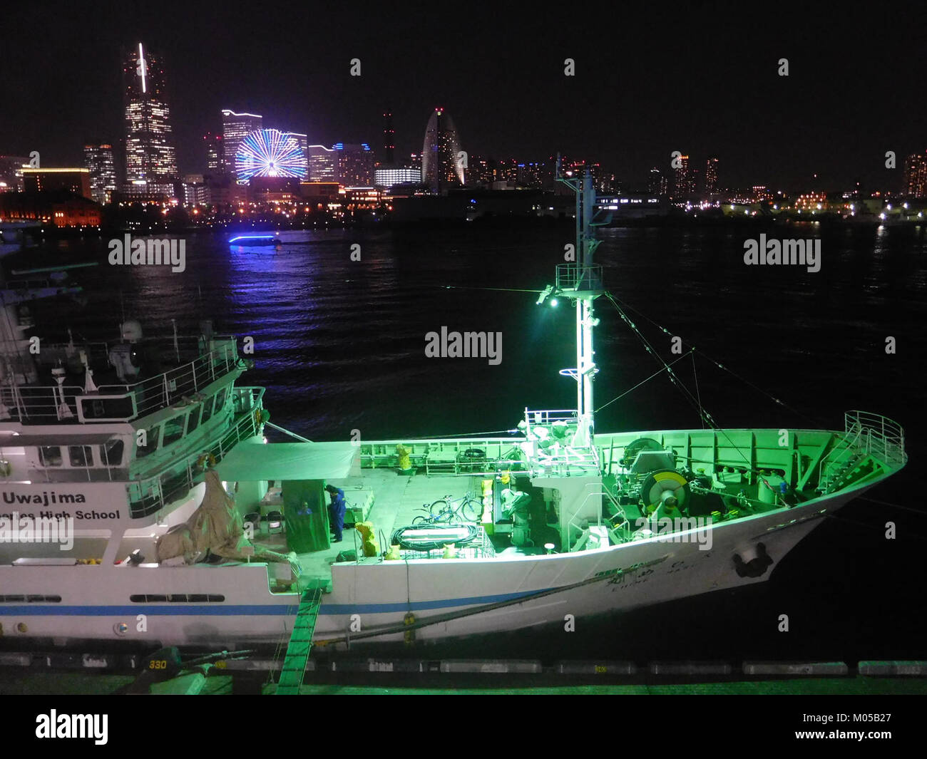 Immagine che mostra la prua dell'Ehime Maru, una nave per l'addestramento alla pesca di proprietà della Uwajima Fisheries High School, ormeggiata al porto di Yokohama. Foto Stock