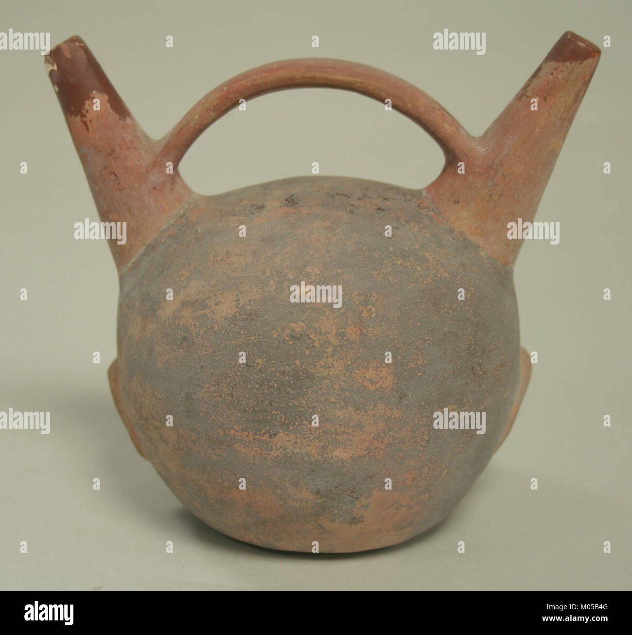 Questa bottiglia, identificata come MET 67.167.39 b, fa parte della collezione del Metropolitan Museum of Art Si tratta di un oggetto storico, significativo per il suo design e uso nelle società antiche. Foto Stock