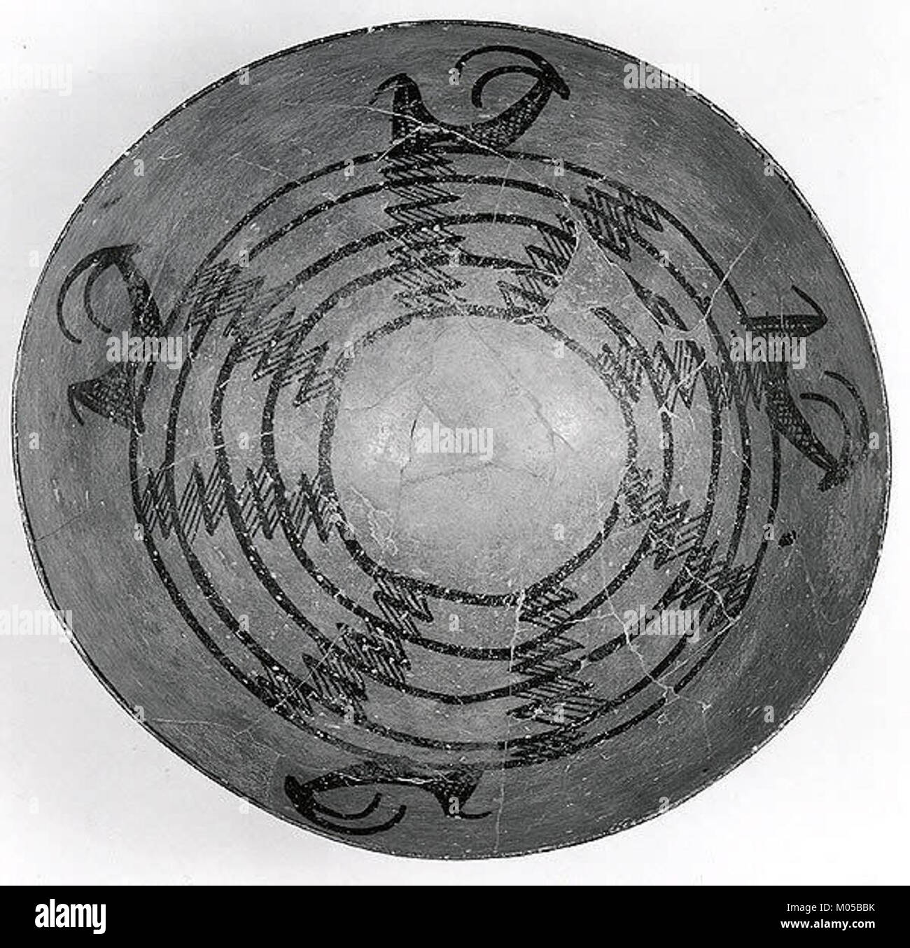 Una ciotola della collezione MET, decorata con animali corni. Questo manufatto mette in mostra il design e l'artigianato intricati di una cultura antica o storica, evidenziando rappresentazioni simboliche nell'arte. Foto Stock