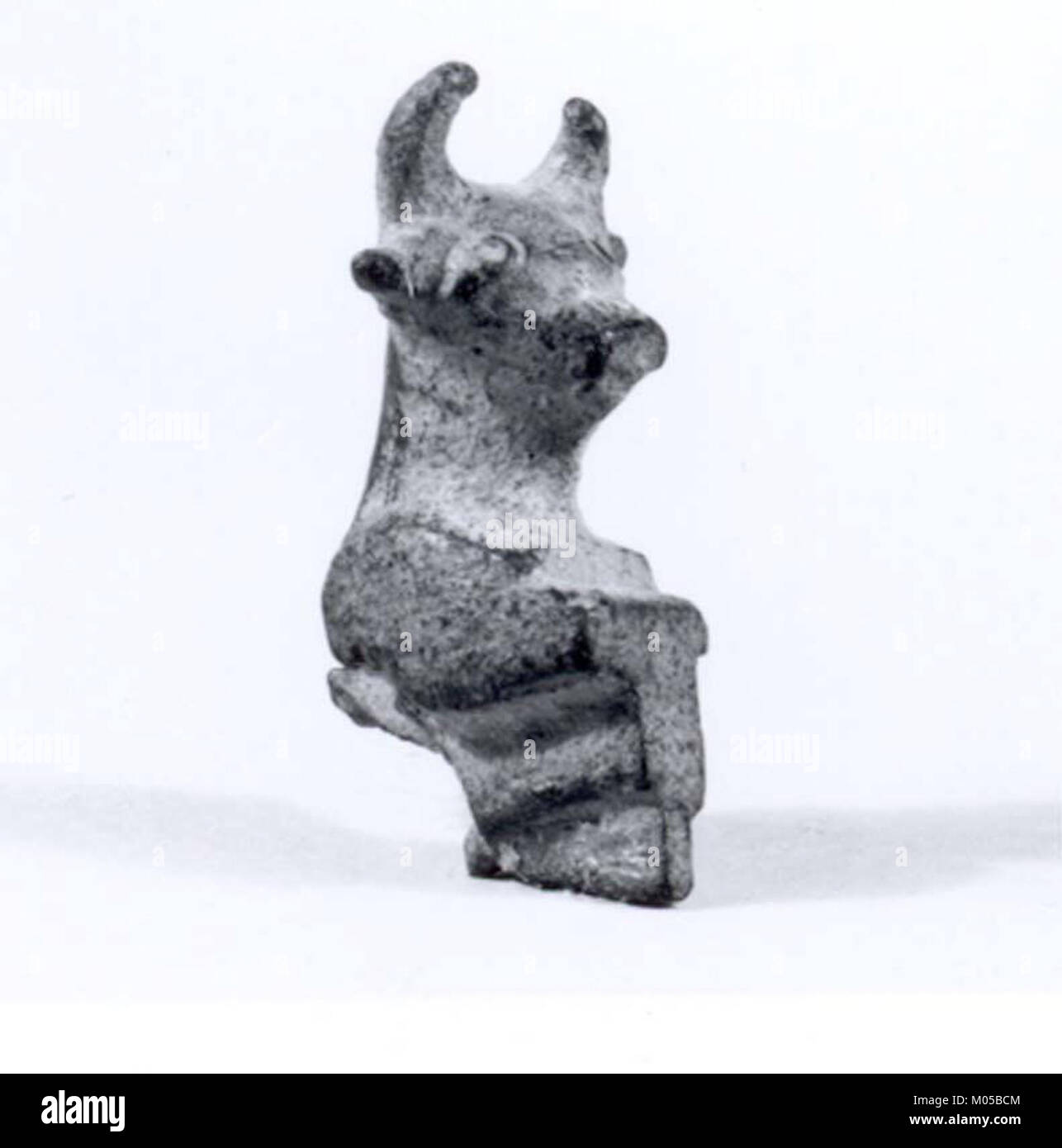 Il protome della testa del toro, esposto nella collezione MET, è un esempio importante di antica fusione in bronzo. Questo oggetto rappresenta una testa di toro molto dettagliata e stilizzata, simbolo di forza e nobiltà nelle antiche culture. Foto Stock