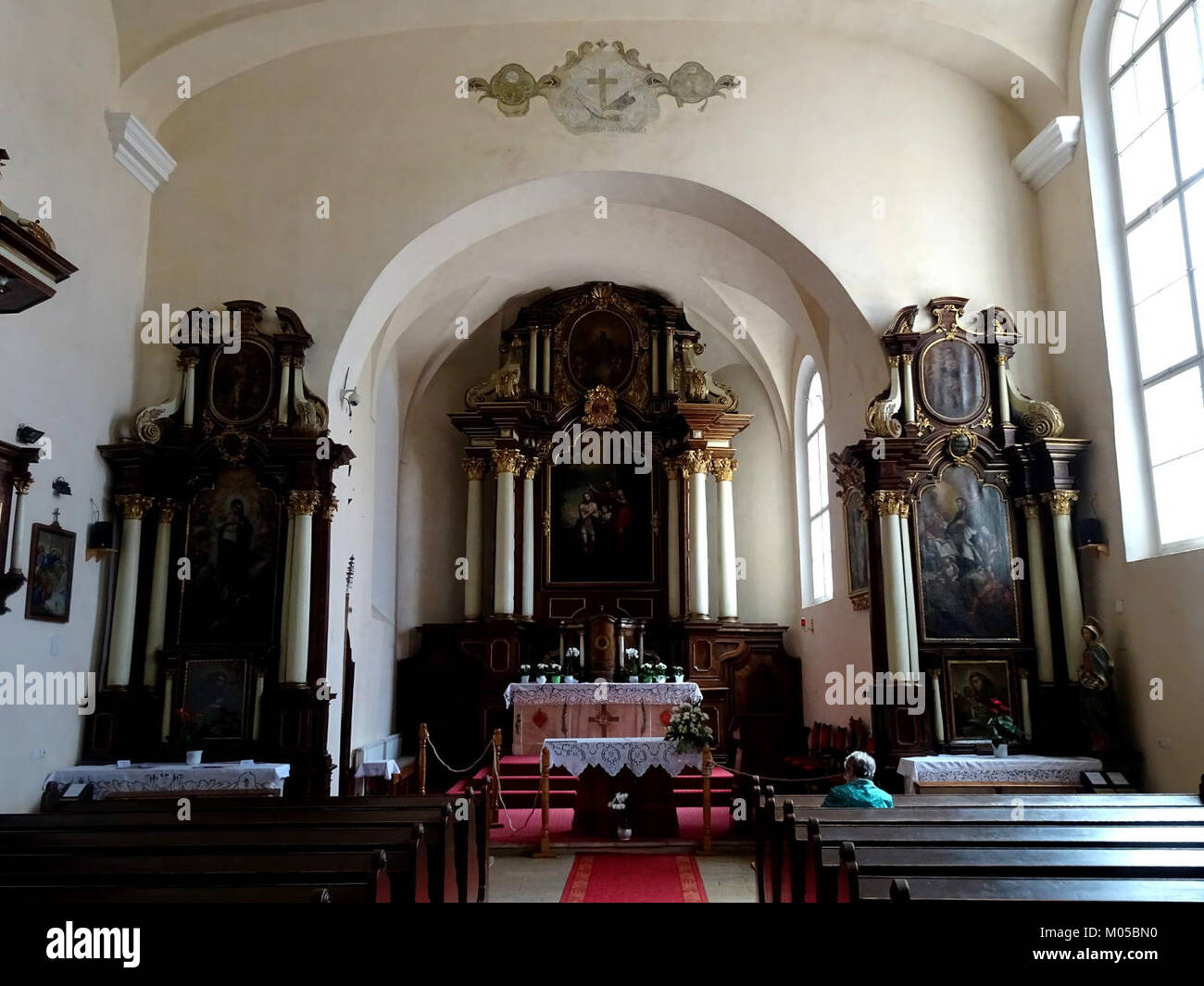 Questa immagine mostra il design degli interni di uno spazio specifico, intitolato "BvSfIoan", concentrandosi sulle caratteristiche architettoniche e l'atmosfera all'interno dell'ambiente. Foto Stock