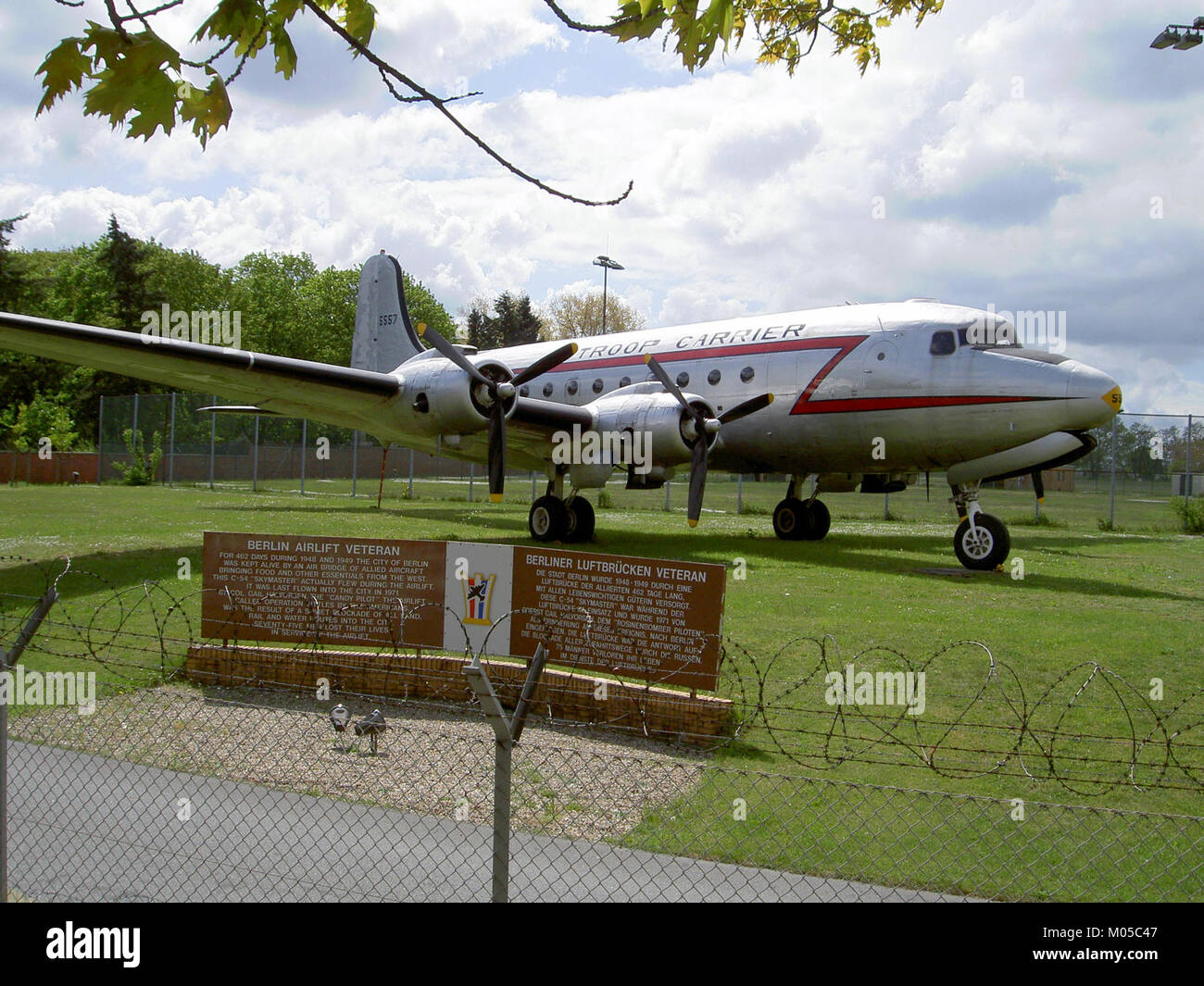 Il C-54 Skymaster, noto anche come Rosinenbomber, è un velivolo storico famoso per il suo ruolo nel ponte aereo di Berlino. Questo specifico velivolo, con numero di registrazione 5557, è raffigurato al Flughafen Tempelhof. Foto Stock