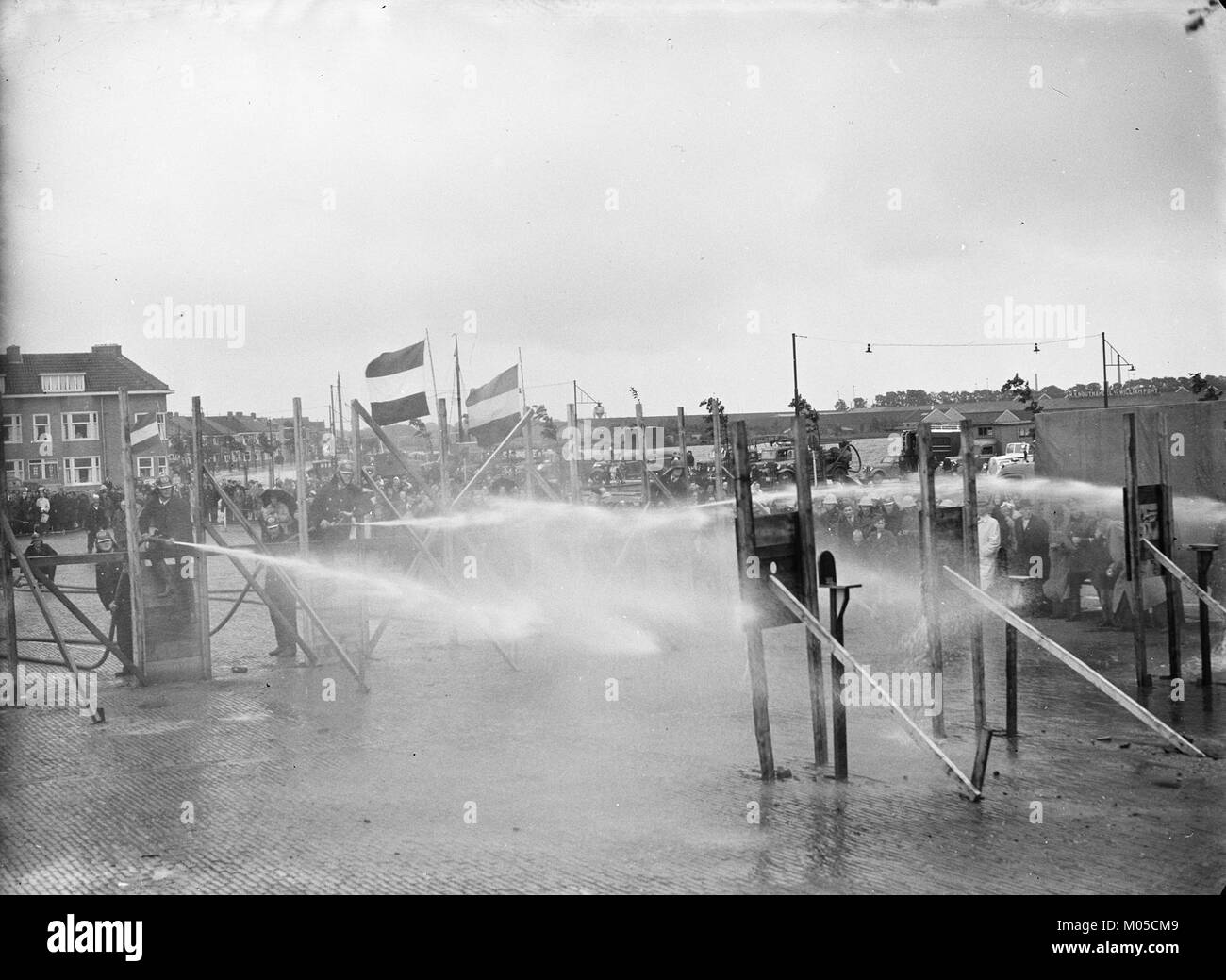 Una fotografia storica che documenta una dimostrazione dei vigili del fuoco a Zaandam, che mostra le tecniche e le attrezzature antincendio utilizzate dalle autorità locali in un determinato periodo di tempo. Foto Stock