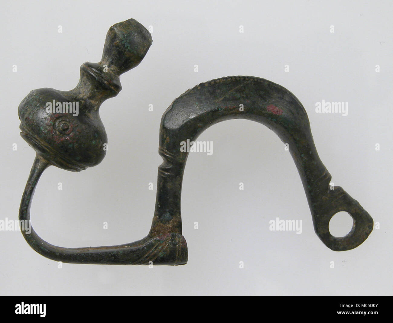 Fotografia intitolata "Bow of a Brooch MET sf1992-280-2s", che mostra la parte a forma di arco di una spilla della collezione del Metropolitan Museum of Art, evidenziandone il design e l'artigianato. Foto Stock