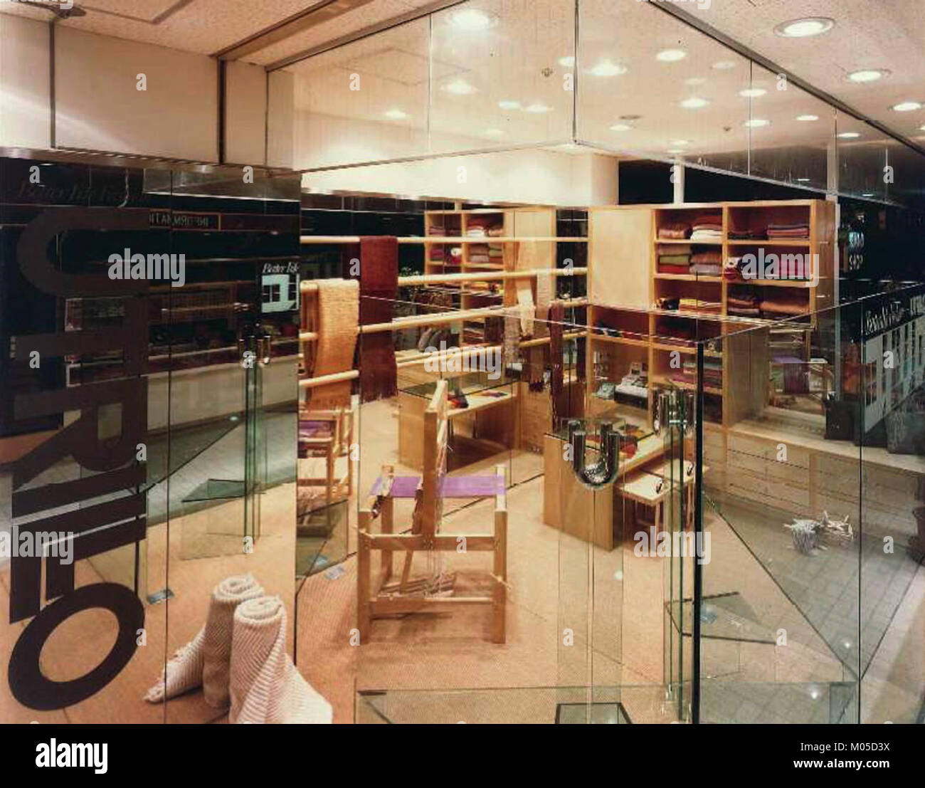 Boutique Utrillo è un negozio specializzato in beni di pregio, ispirato alle opere o al nome di Maurice Utrillo, un pittore francese noto per le sue raffigurazioni di Parigi. Può offrire moda, arte o beni culturali di alta qualità. Foto Stock