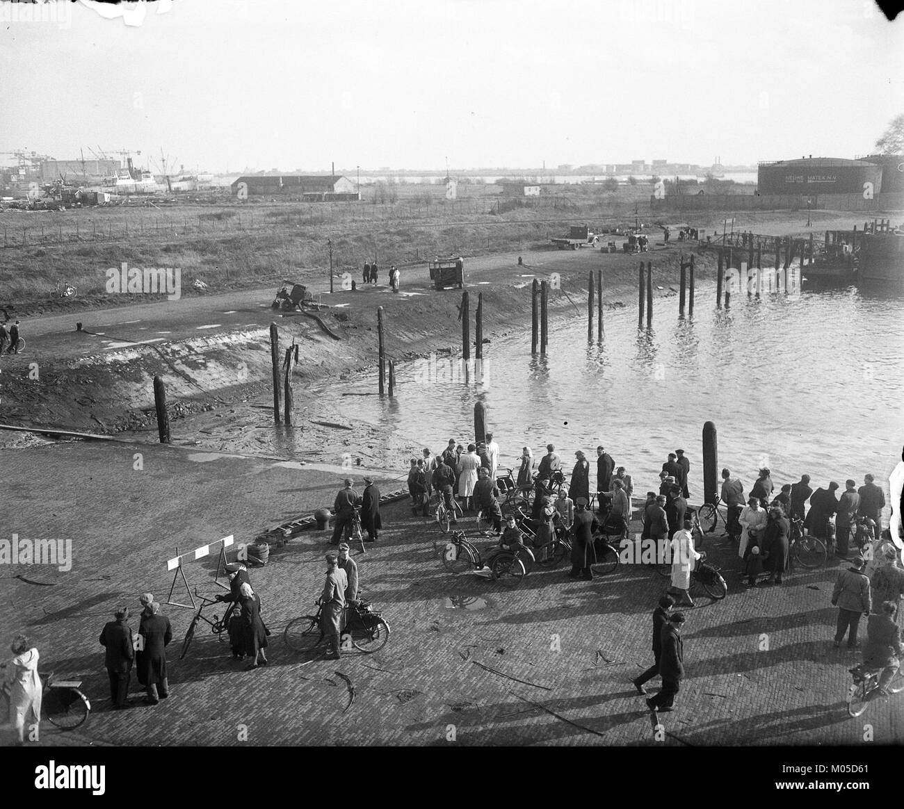 Questa immagine raffigura il tragico evento in cui i vigili del fuoco muoiono a Vlaardingen, mettendo in evidenza i rischi connessi agli incendi. La fotografia commemora il loro coraggio e sacrificio nell'esercizio del loro dovere. Foto Stock
