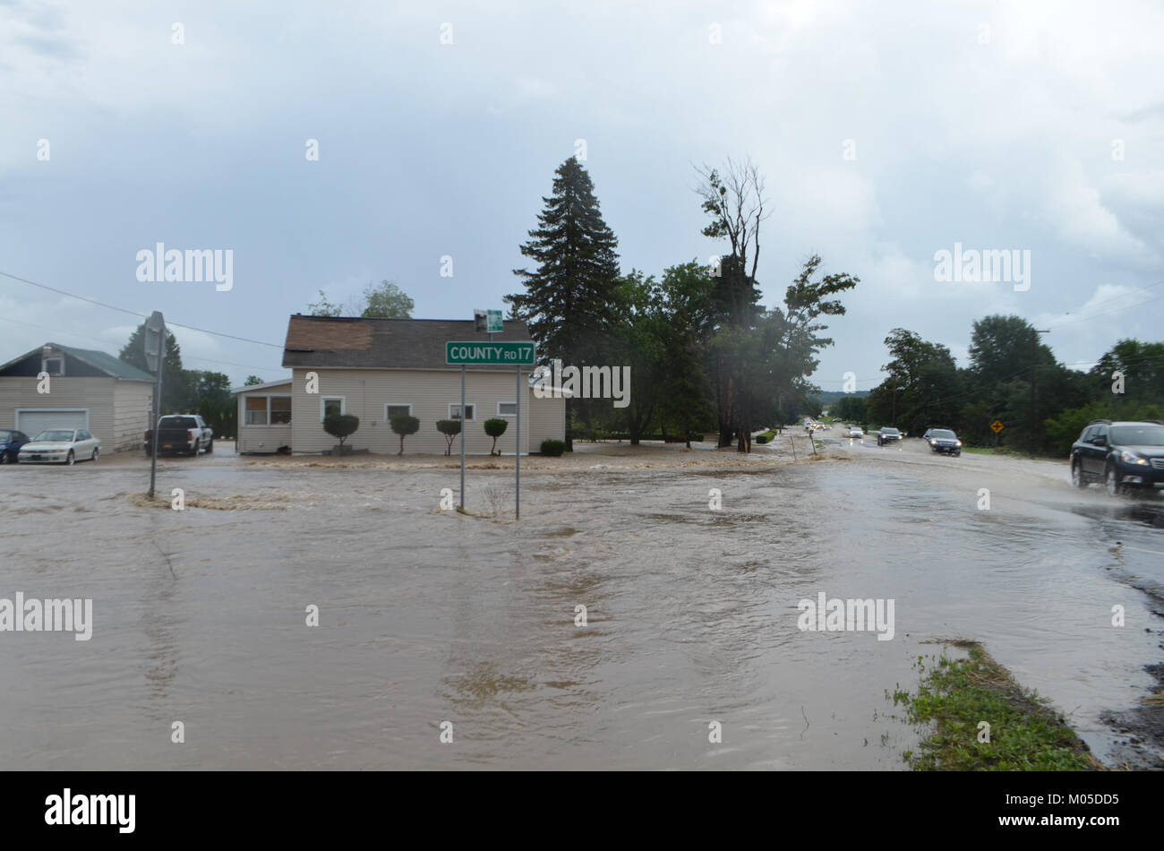 Una fotografia che mostra un incrocio allagato a Canandaigua, New York, dopo un'inondazione lampo del 23 luglio 2017, con acqua che copre la carreggiata e influisce sul flusso del traffico. Foto Stock