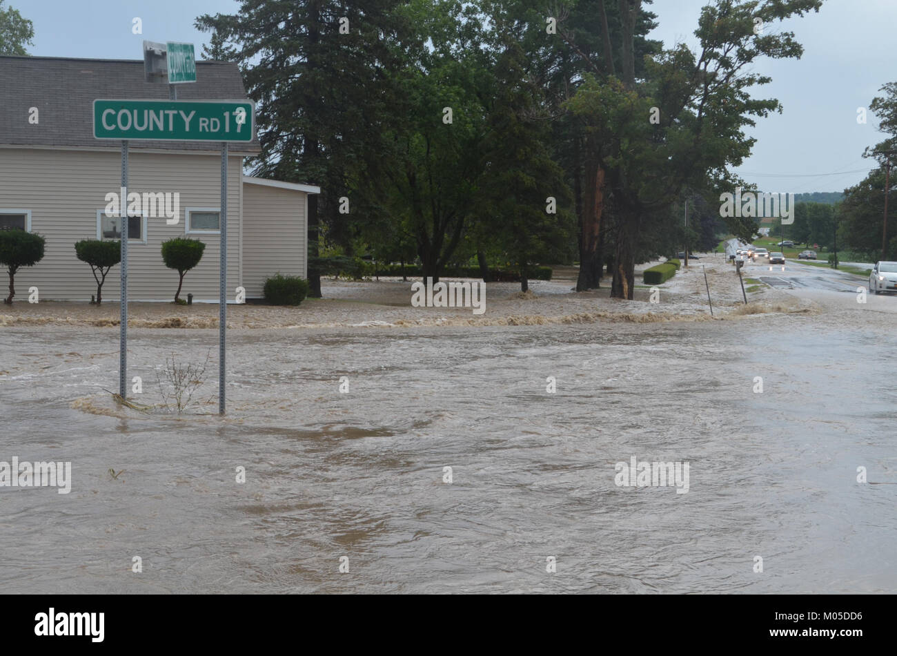 Questa immagine mostra le conseguenze di un'inondazione improvvisa a Canandaigua il 23 luglio 2017, con una casa sommersa da acque alluvionali. Foto Stock