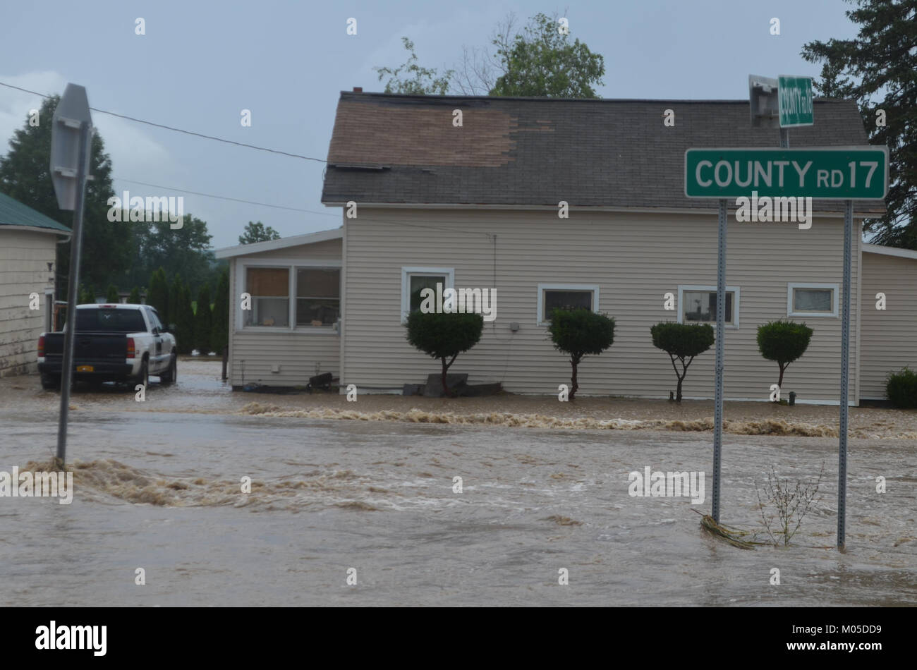 L'inondazione improvvisa a Canandaigua il 23 luglio 2017, ha colpito diverse proprietà, tra cui una casa, illustrando le condizioni meteorologiche avverse e i danni conseguenti durante l'evento. Foto Stock