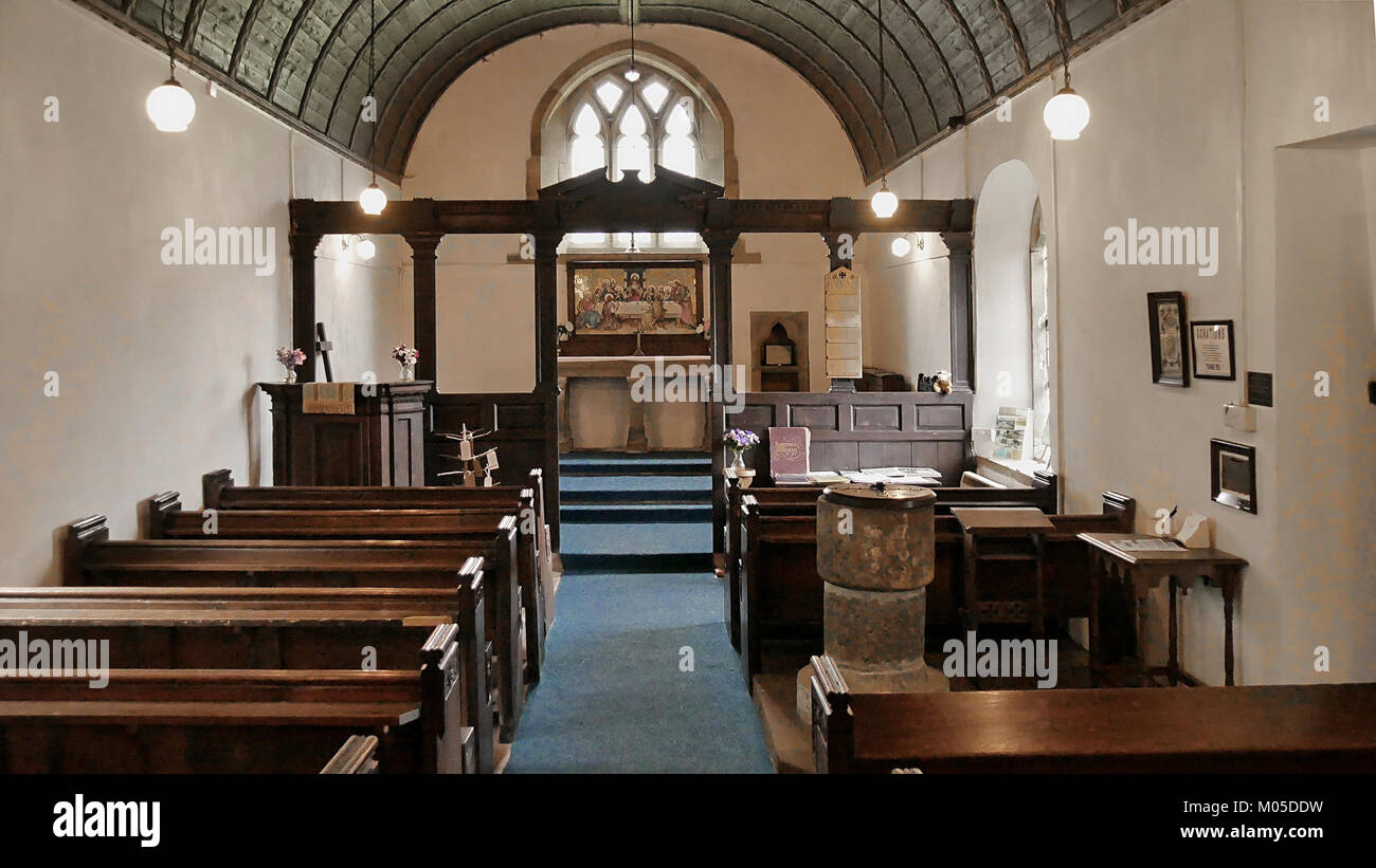 Bransdale St. Nicholas Church nel North Yorkshire, Inghilterra, presenta importanti elementi interni, tra cui la sua architettura storica e l'arte religiosa, che contribuiscono al suo patrimonio culturale. Foto Stock
