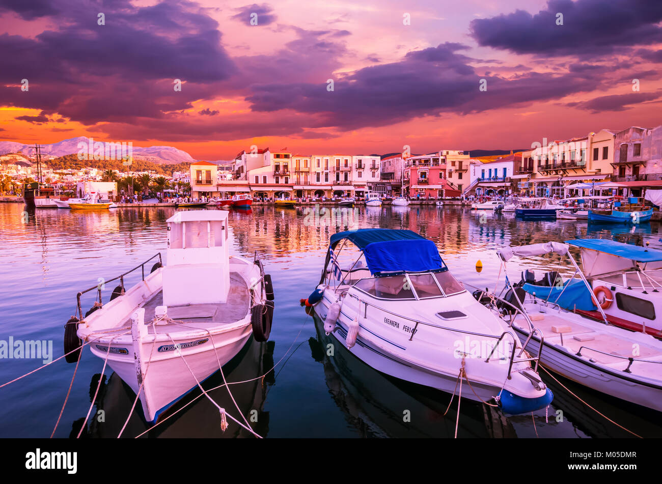 Incredibile tramonto sul vecchio porto veneziano di Rethimno sull isola di Creta, Grecia. Foto Stock