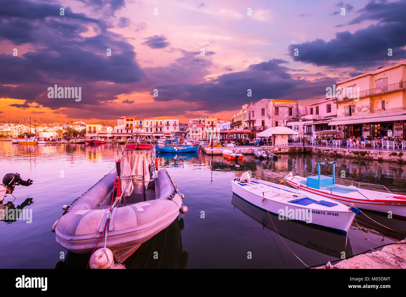 Incredibile tramonto sul vecchio porto veneziano di Rethimno sull isola di Creta, Grecia. Foto Stock