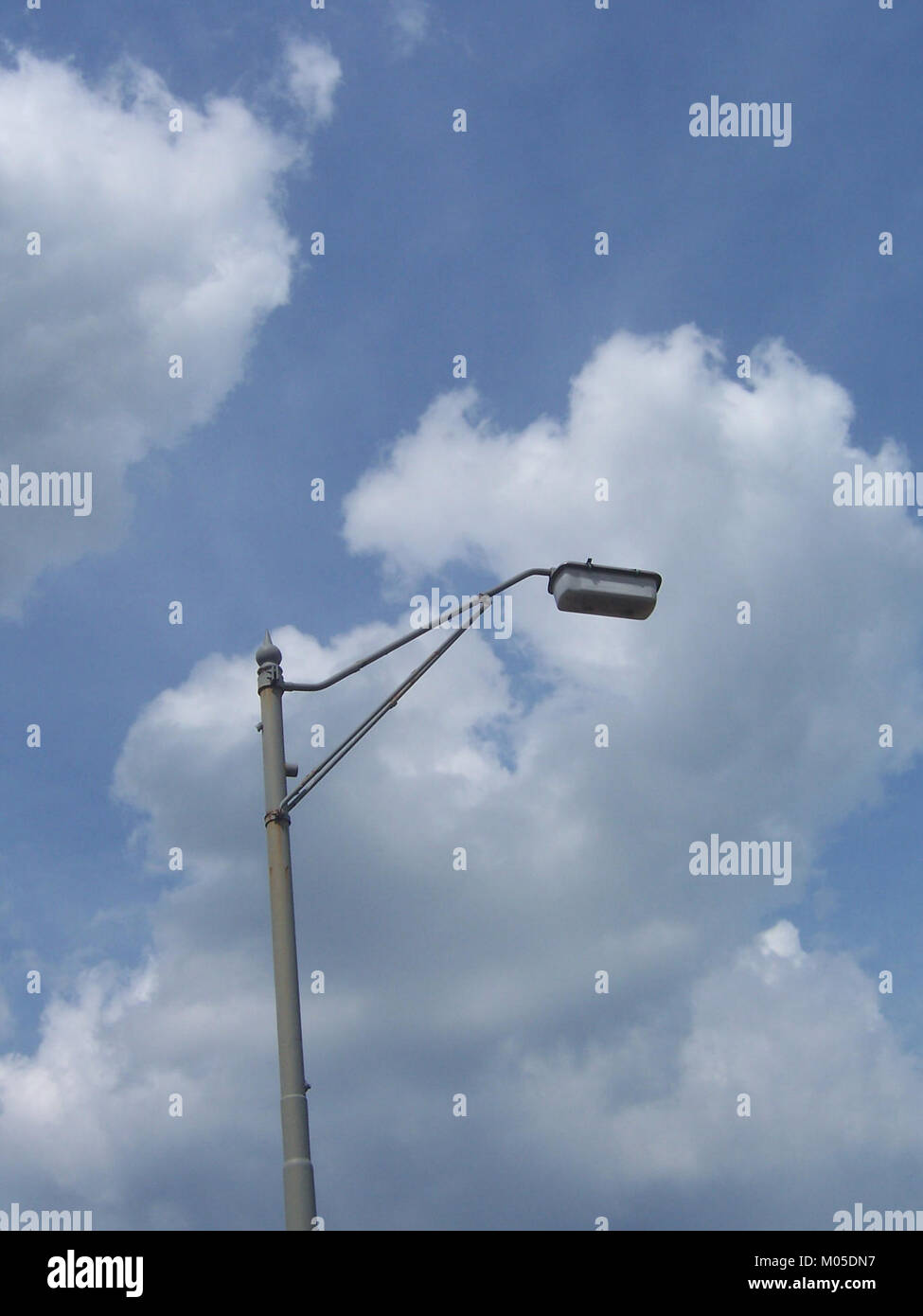 Un'immagine vintage di un lampione a Cambridge, che mostra l'iconica illuminazione stradale e gli elementi architettonici della città da una prospettiva storica. Foto Stock