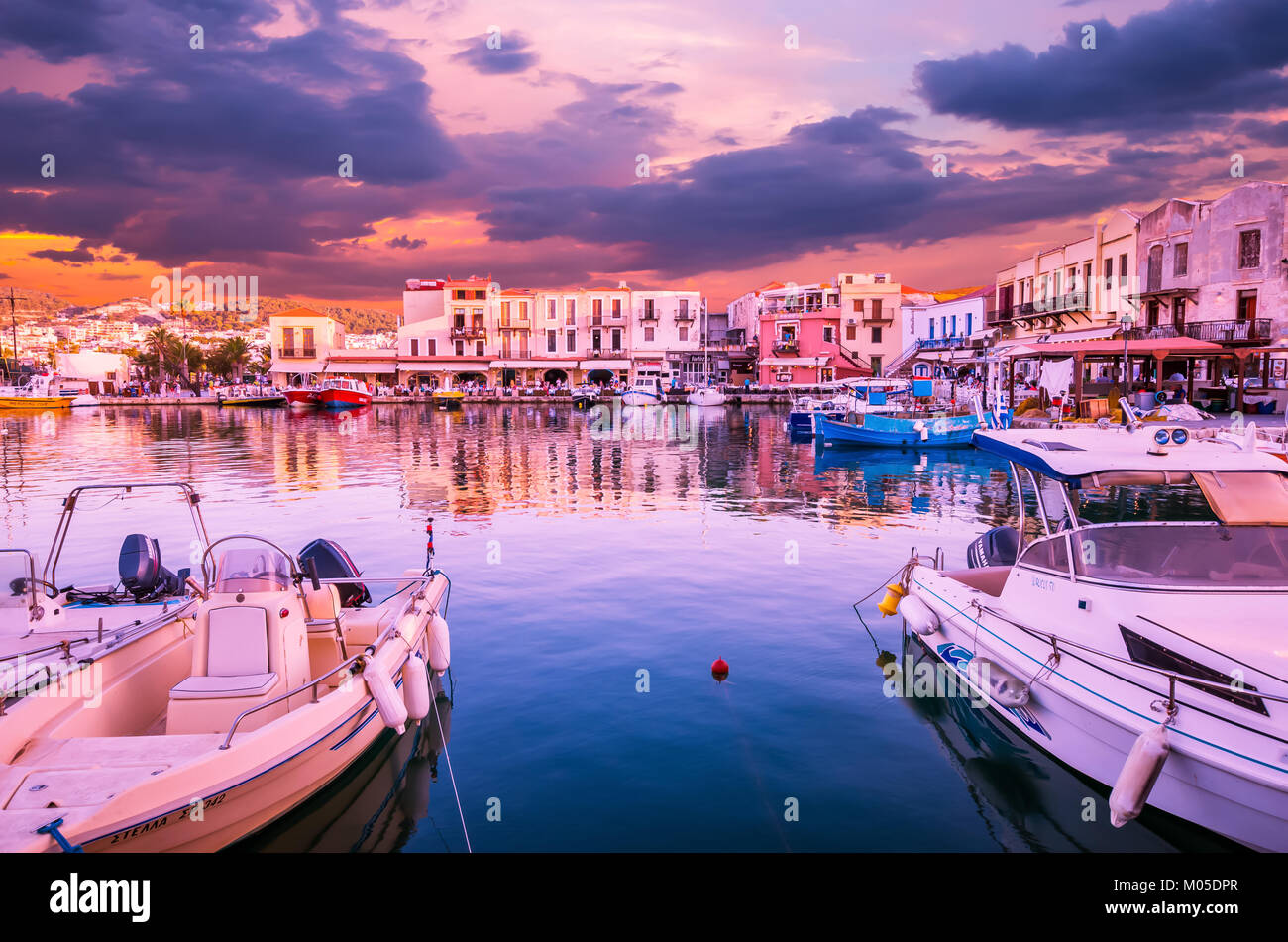 Incredibile tramonto sul vecchio porto veneziano di Rethimno sull isola di Creta, Grecia. Foto Stock