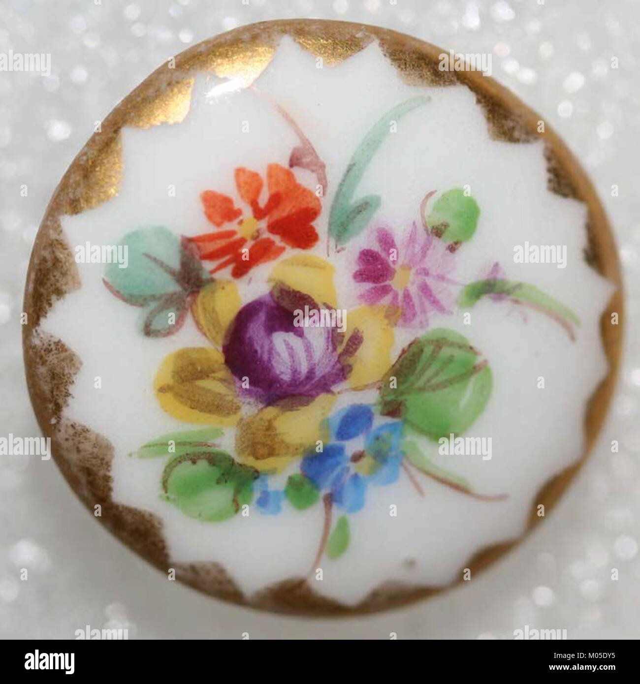 Button MET 50.231.324 è un manufatto storico ospitato al Metropolitan Museum of Art Il bottone, probabilmente realizzato con materiali pregiati, può avere un significato culturale o storico, offrendo una visione dell'arte e della moda del suo periodo. Foto Stock