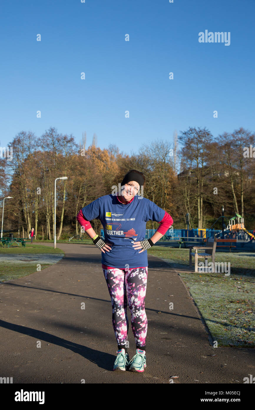 Obbligando femminile, le mani sui fianchi, in jazzy, colorato leggings interrompe severo regime di posa per fotocamera e prendere una breve pausa di benvenuto! Parco del Regno Unito. Foto Stock