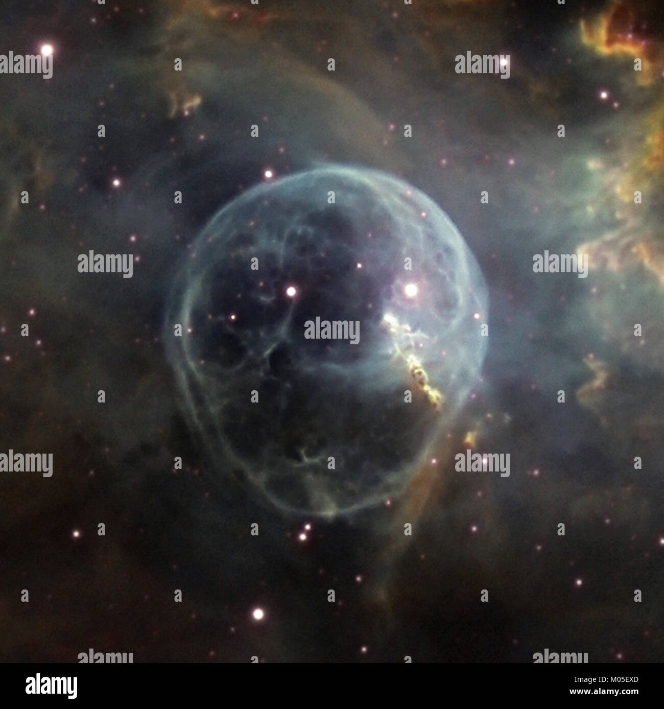 La Nebulosa Bubble, nota anche come NGC 7635, è una nebulosa planetaria situata nella costellazione di Cassiopea. È notevole per la sua caratteristica forma a bolla, creata dal vento solare proveniente da una stella centrale che interagisce con il mezzo interstellare circostante. Foto Stock