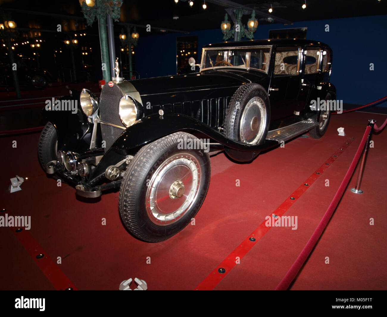 La Bugatti Type 41 "Royale" è un'iconica automobile di lusso del 1933, nota per la sua eleganza e grandezza. Era una delle auto più costose ed esclusive del suo tempo, prodotta in numero limitato, e considerata un capolavoro dell'ingegneria automobilistica. Foto Stock