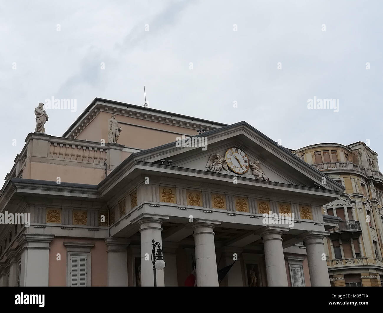 Borsa Vecchia, situata a Trieste, in Italia, è un edificio storico che un tempo ospitava la borsa valori. L'architettura riflette il significato finanziario della città durante il XIX secolo, servendo come posizione chiave nella storia economica di Trieste. Foto Stock