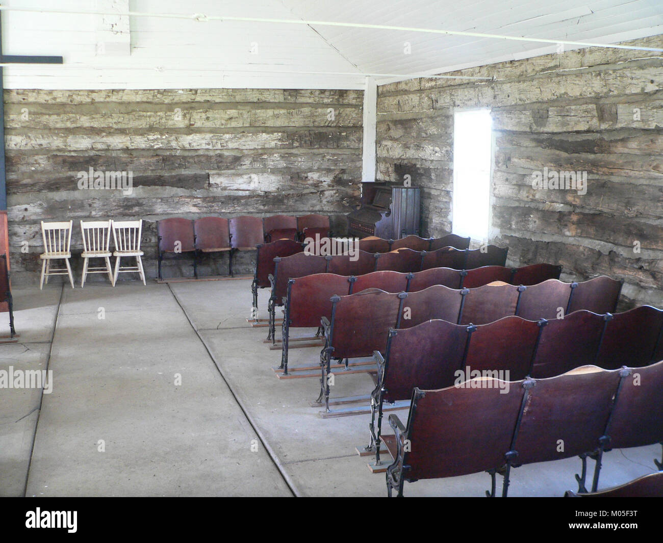 L'interno della Brown Earth Church offre uno sguardo sulle caratteristiche architettoniche e il design di questo sito religioso storico, mostrando il suo significato estetico e spirituale. Foto Stock